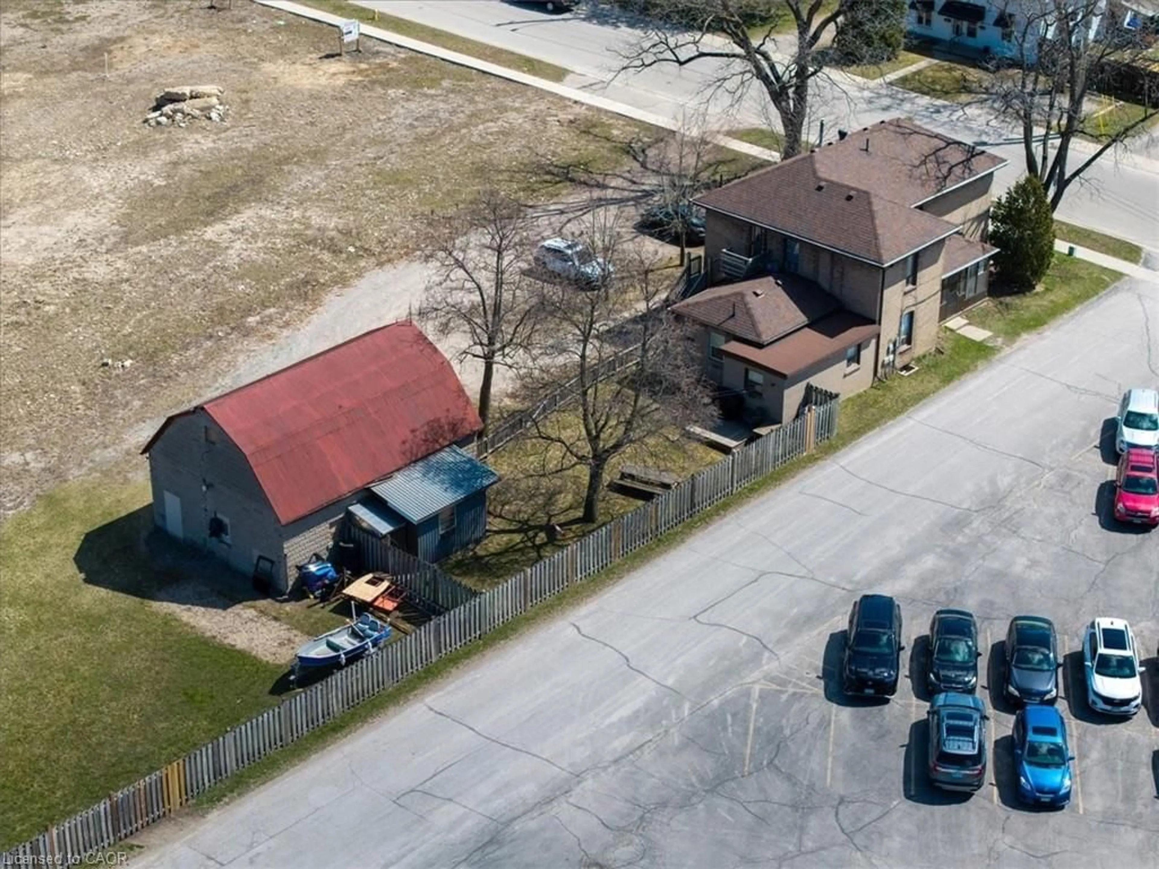 A pic from outside/outdoor area/front of a property/back of a property/a pic from drone, street for 135 Sherwood Dr, Brantford Ontario N3T 1N8