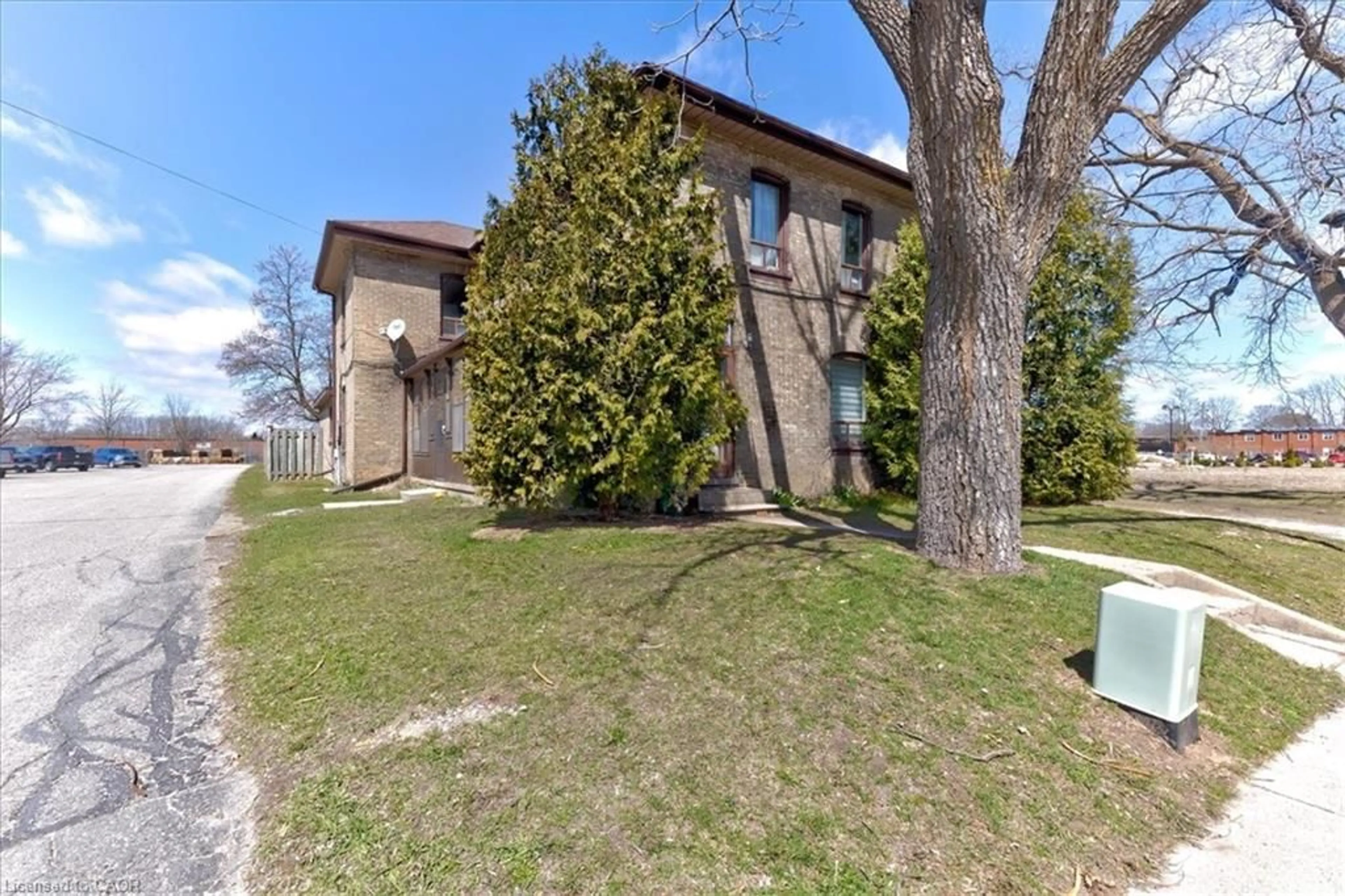 A pic from outside/outdoor area/front of a property/back of a property/a pic from drone, street for 135 Sherwood Dr, Brantford Ontario N3T 1N8