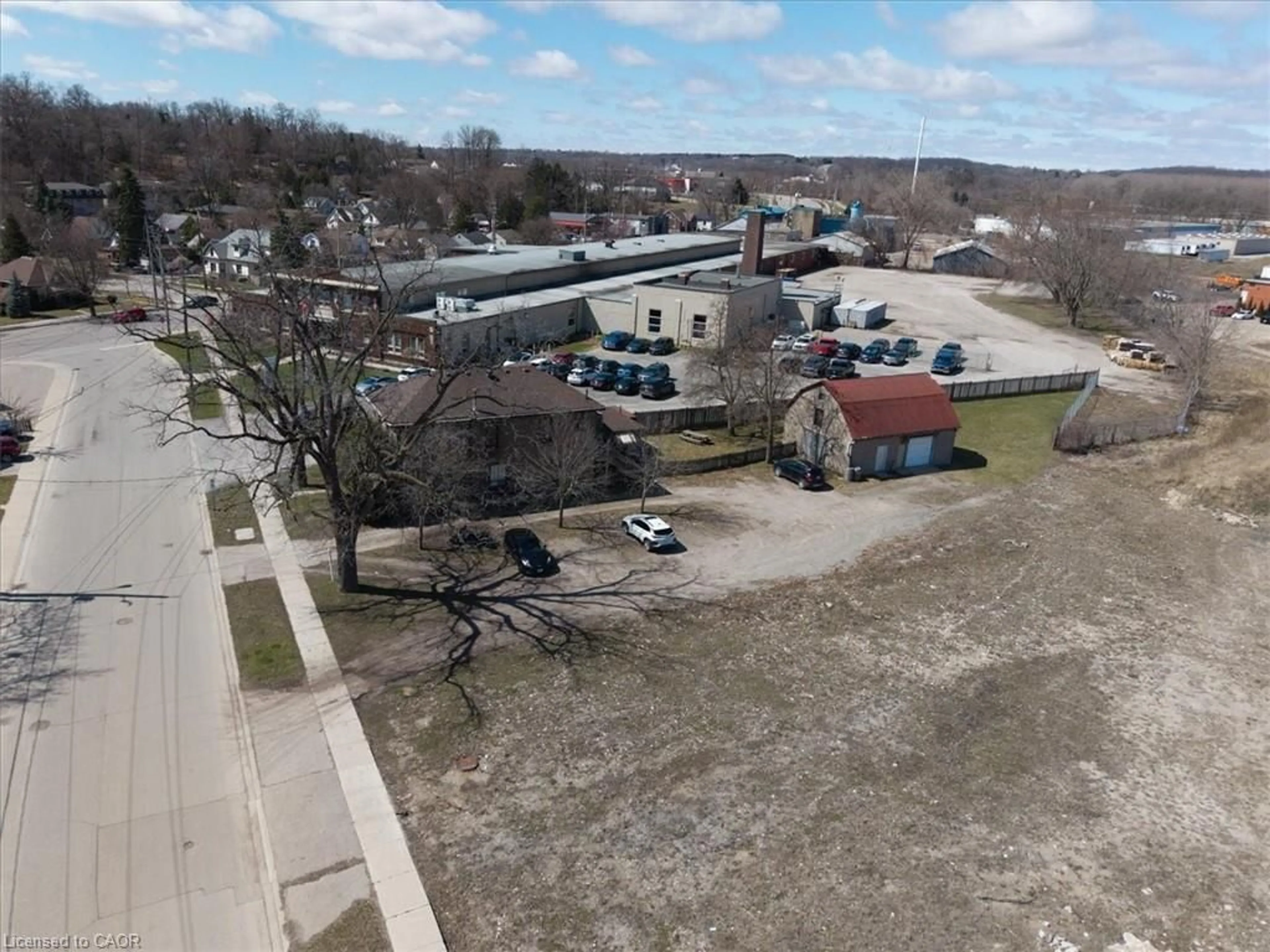 A pic from outside/outdoor area/front of a property/back of a property/a pic from drone, building for 135 Sherwood Dr, Brantford Ontario N3T 1N8