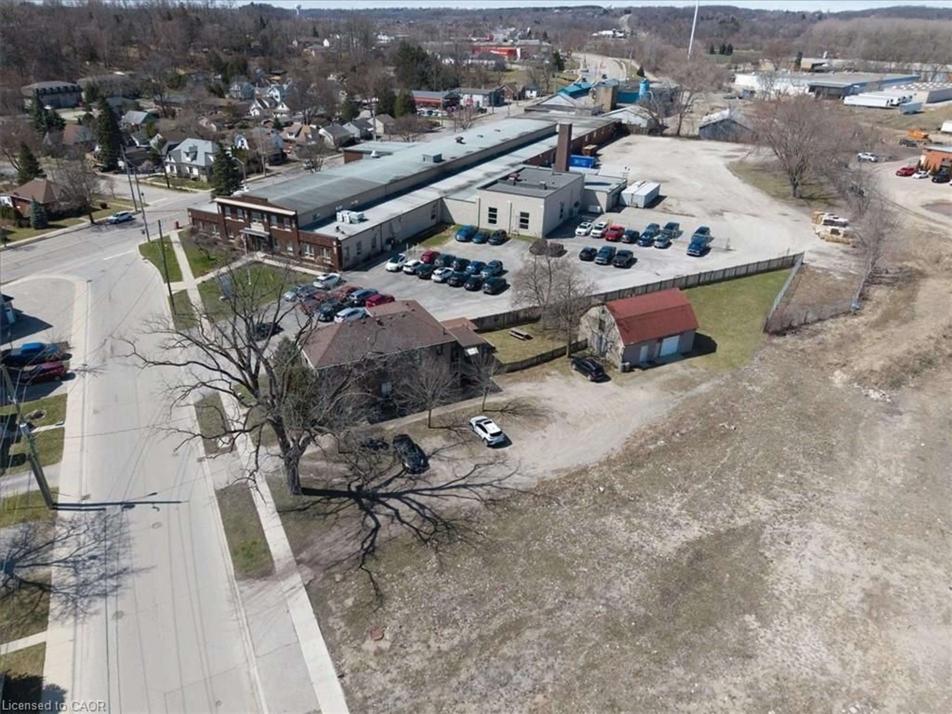 A pic from outside/outdoor area/front of a property/back of a property/a pic from drone, building for 135 Sherwood Dr, Brantford Ontario N3T 1N8