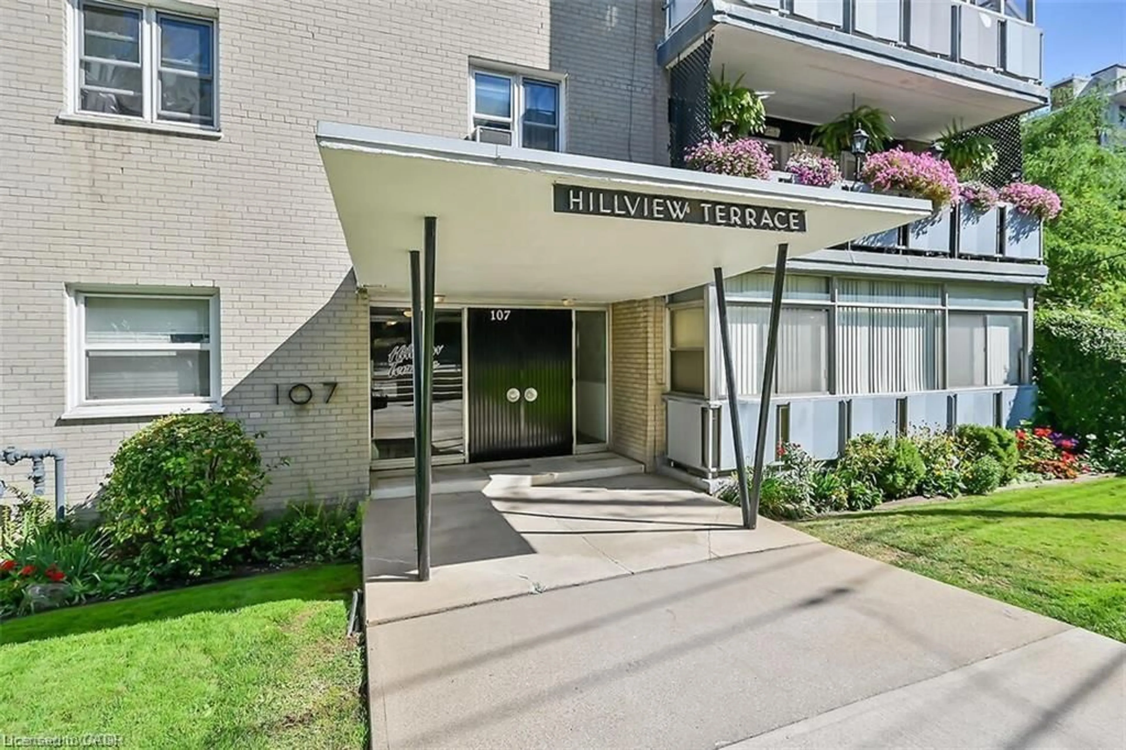 Indoor foyer for 107 St. Joseph's Dr #106, Hamilton Ontario L8N 2G1