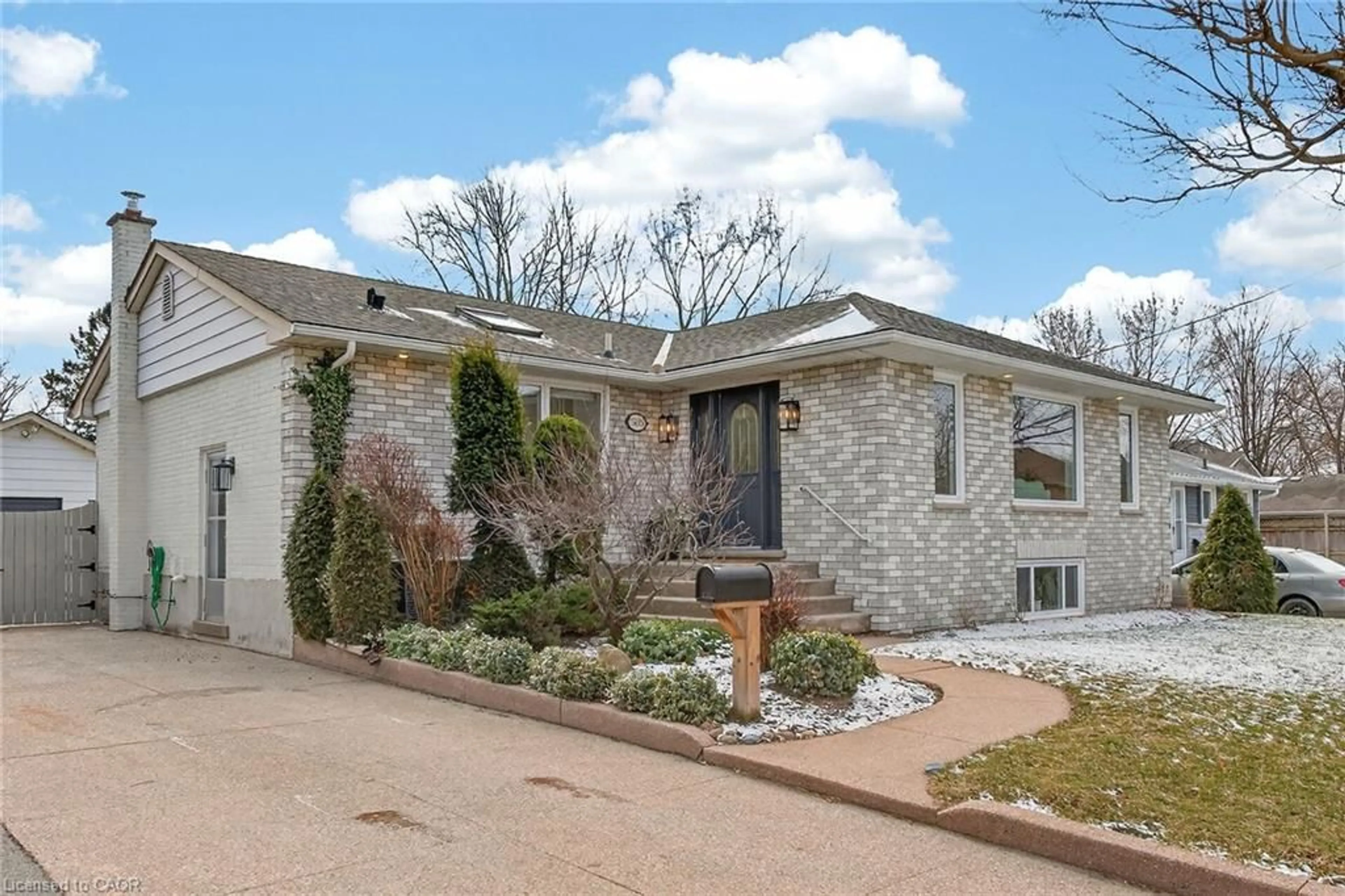 Home with brick exterior material, street for 5418 Anthony Pl, Burlington Ontario L7L 3G8