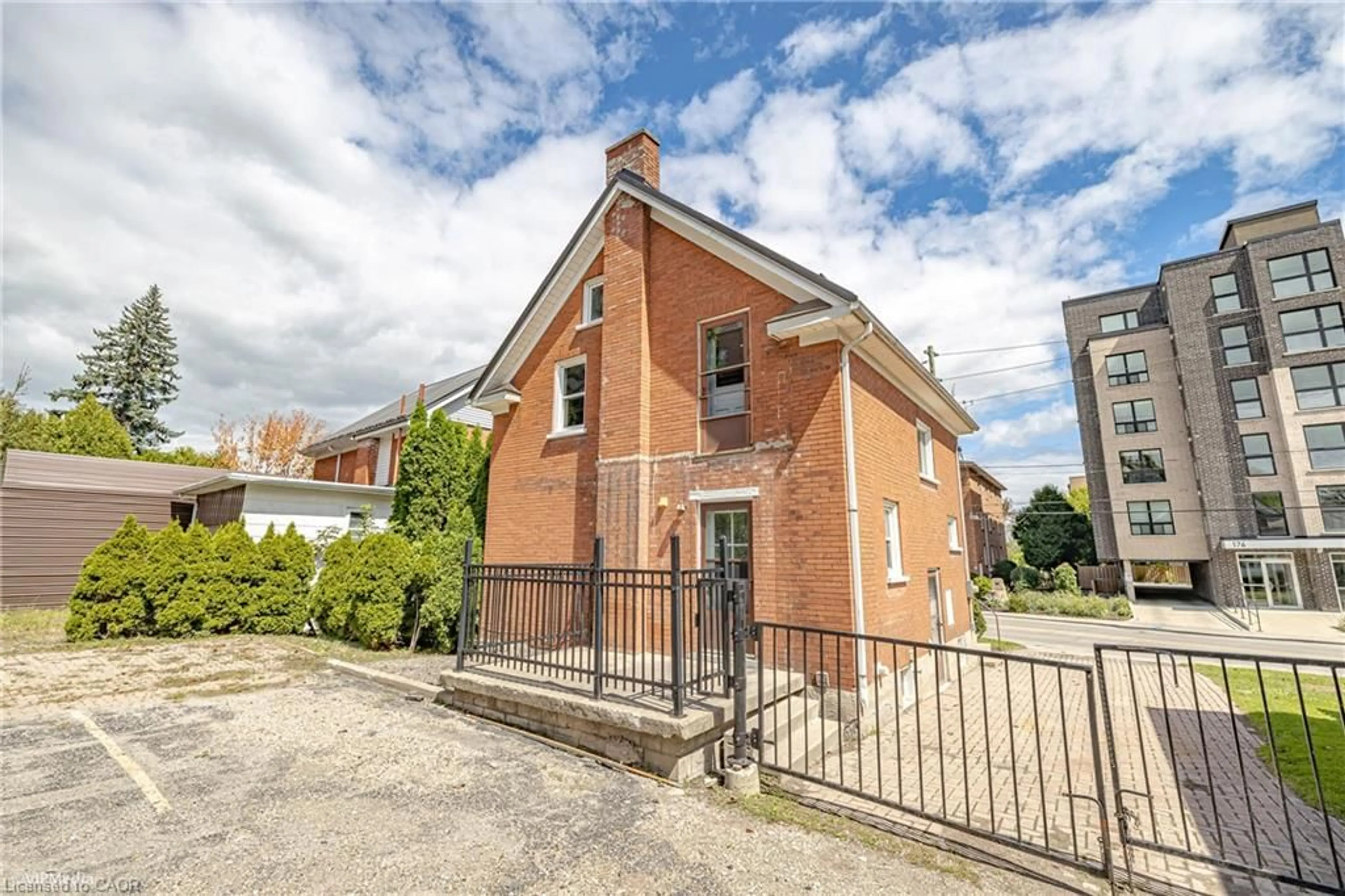 A pic from outside/outdoor area/front of a property/back of a property/a pic from drone, street for 177 Regina St, Waterloo Ontario N2J 3B4