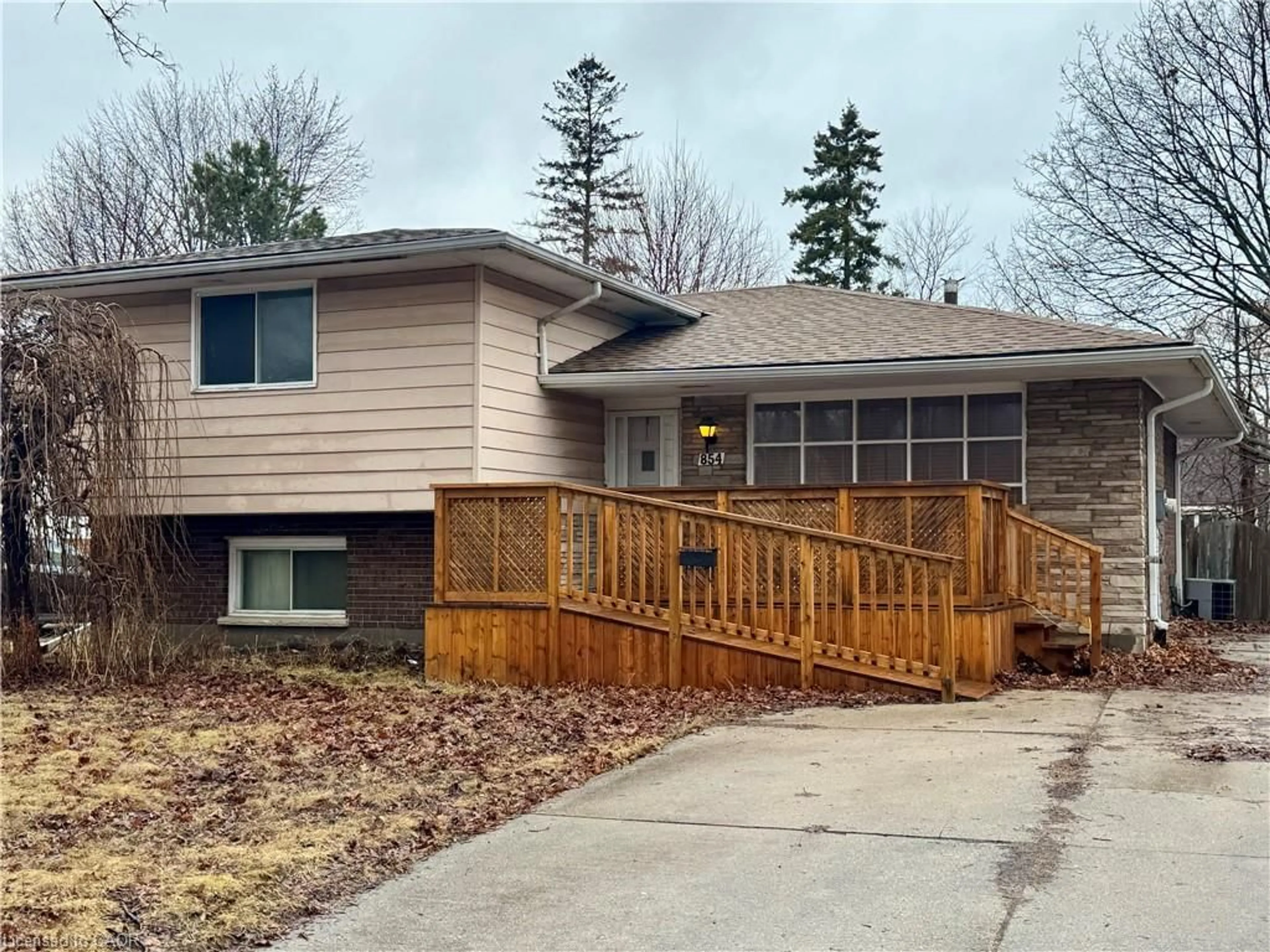 Home with vinyl exterior material, street for 854 Westbury Crt, Sarnia Ontario N7T 7R5