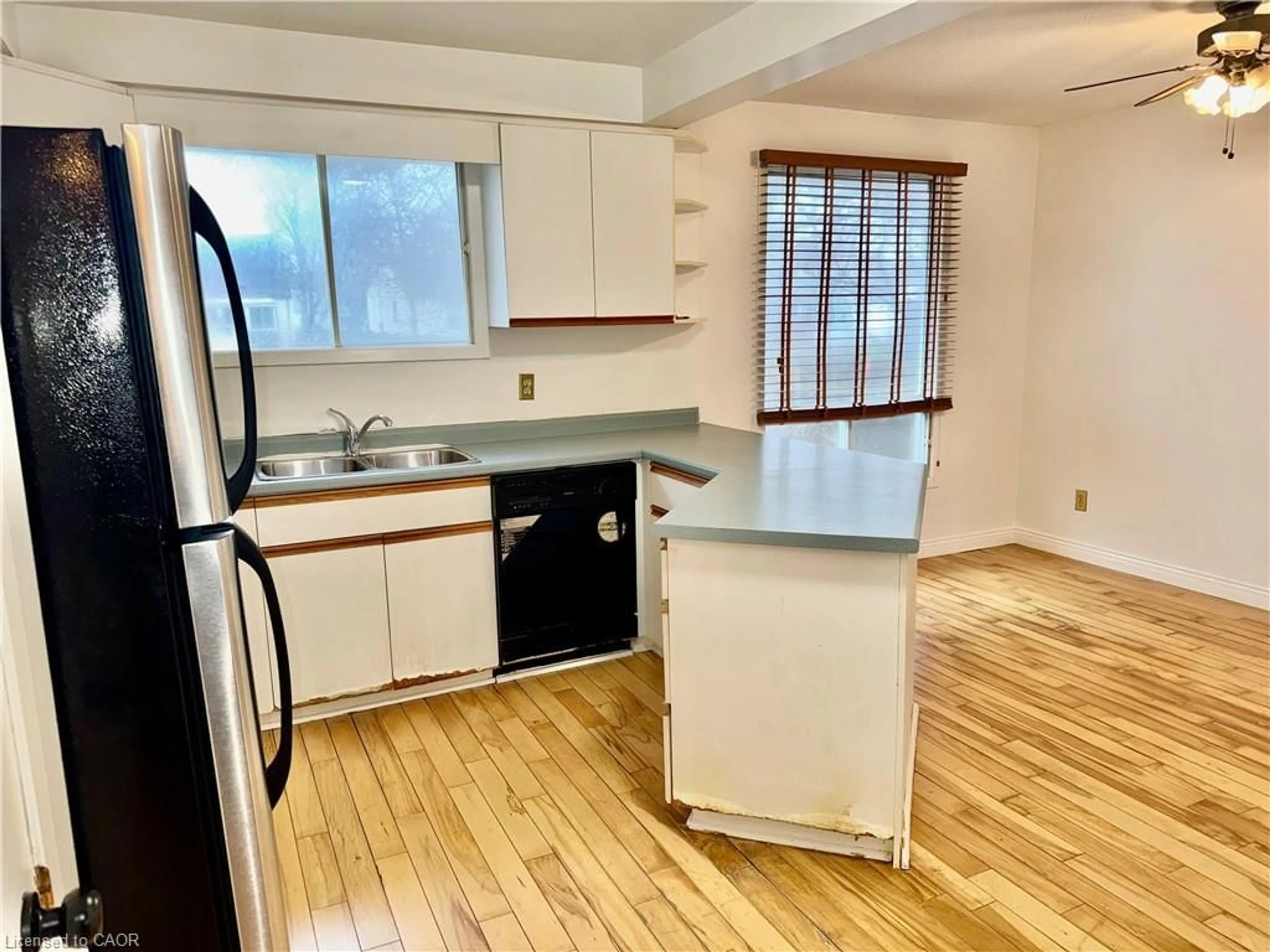 Standard kitchen, wood/laminate floor for 854 Westbury Crt, Sarnia Ontario N7T 7R5