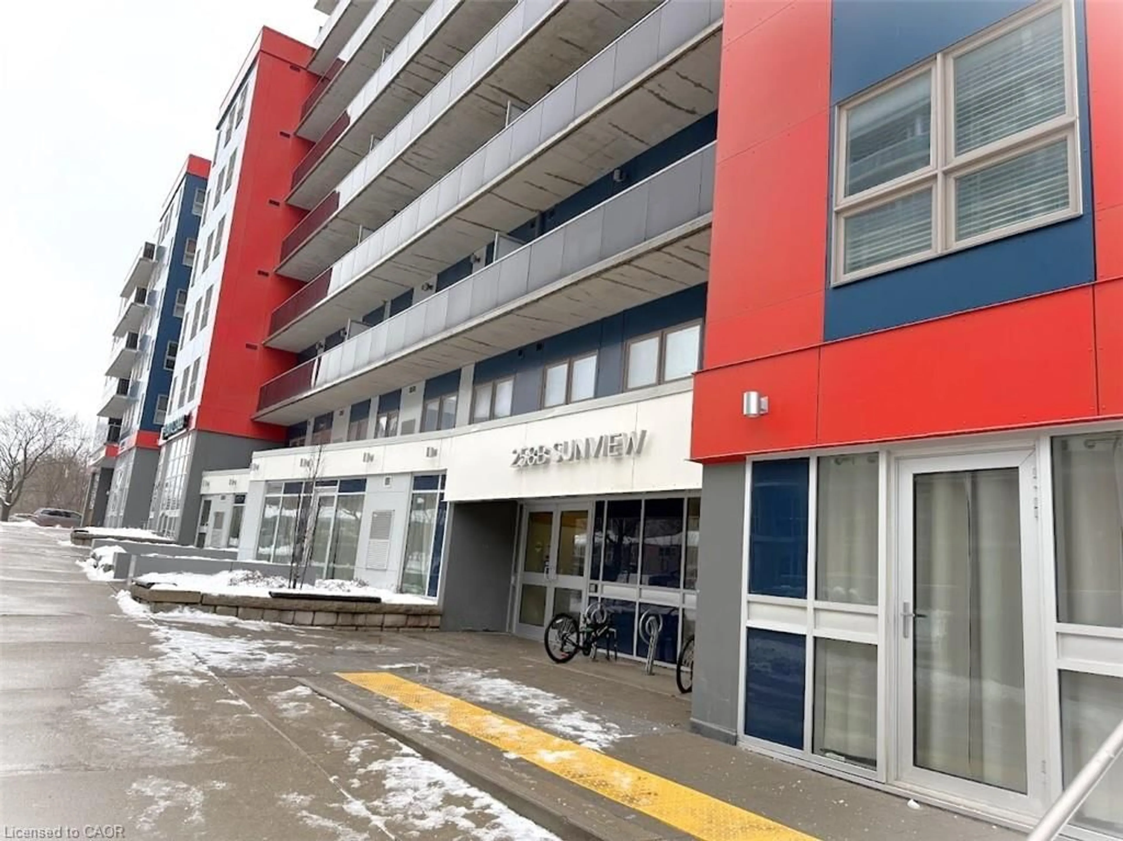 Indoor foyer for 258B Sunview St #283, Waterloo Ontario N2L 0H7