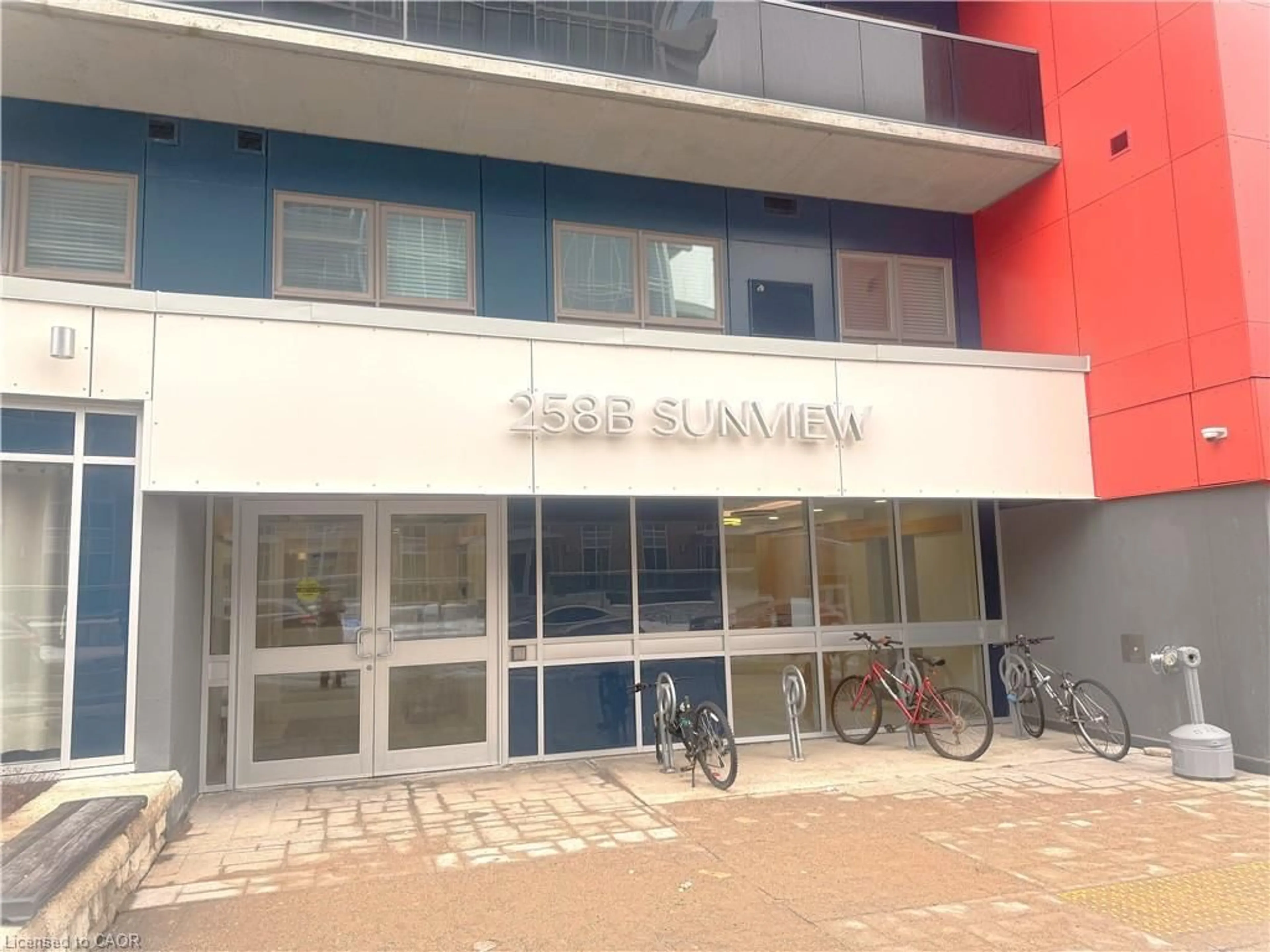 Indoor foyer for 258B Sunview St #283, Waterloo Ontario N2L 0H7