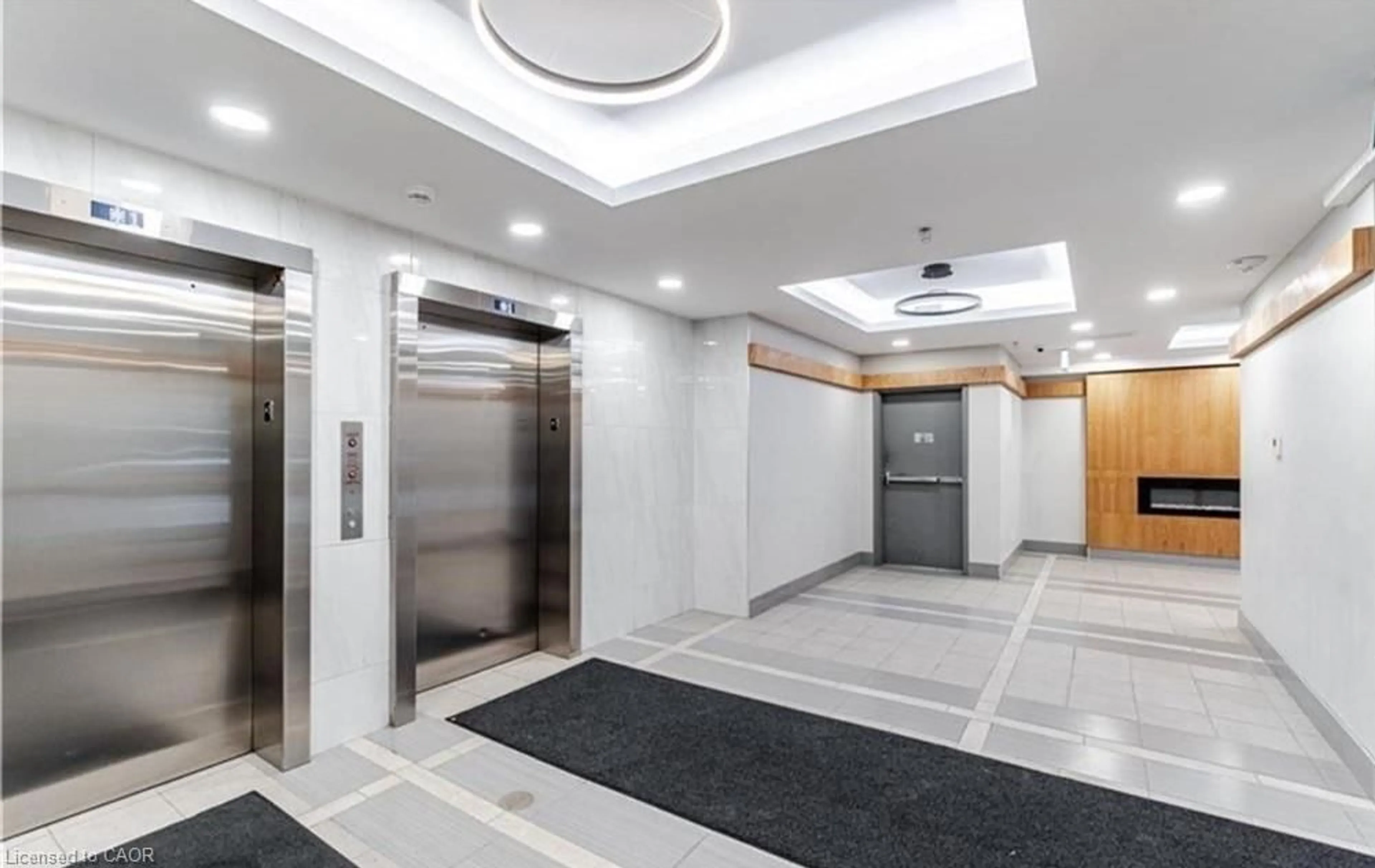 Indoor foyer for 258B Sunview St #283, Waterloo Ontario N2L 0H7