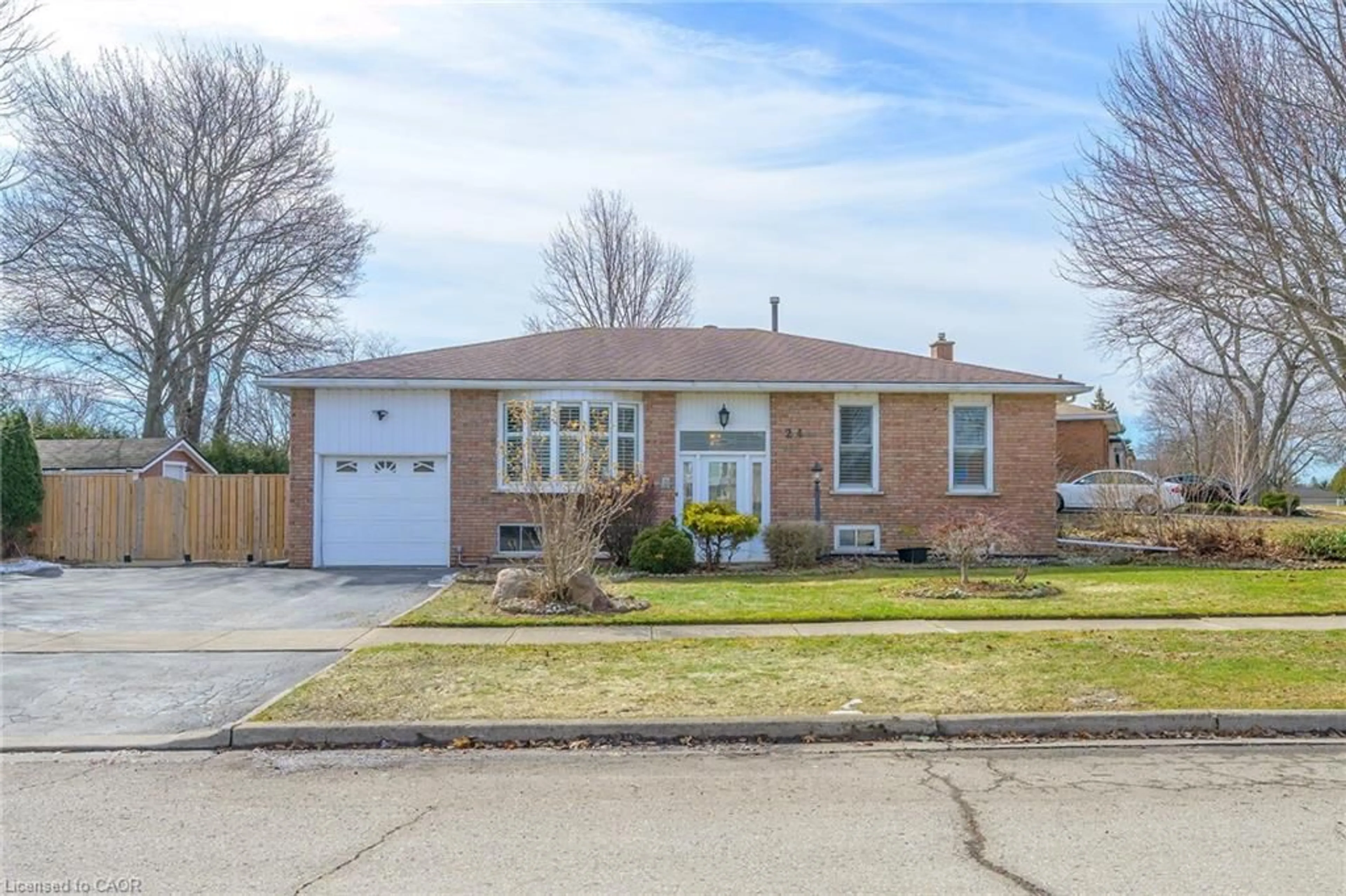 Home with brick exterior material, street for 24 Milverton Close, Waterdown Ontario L0R 2H3