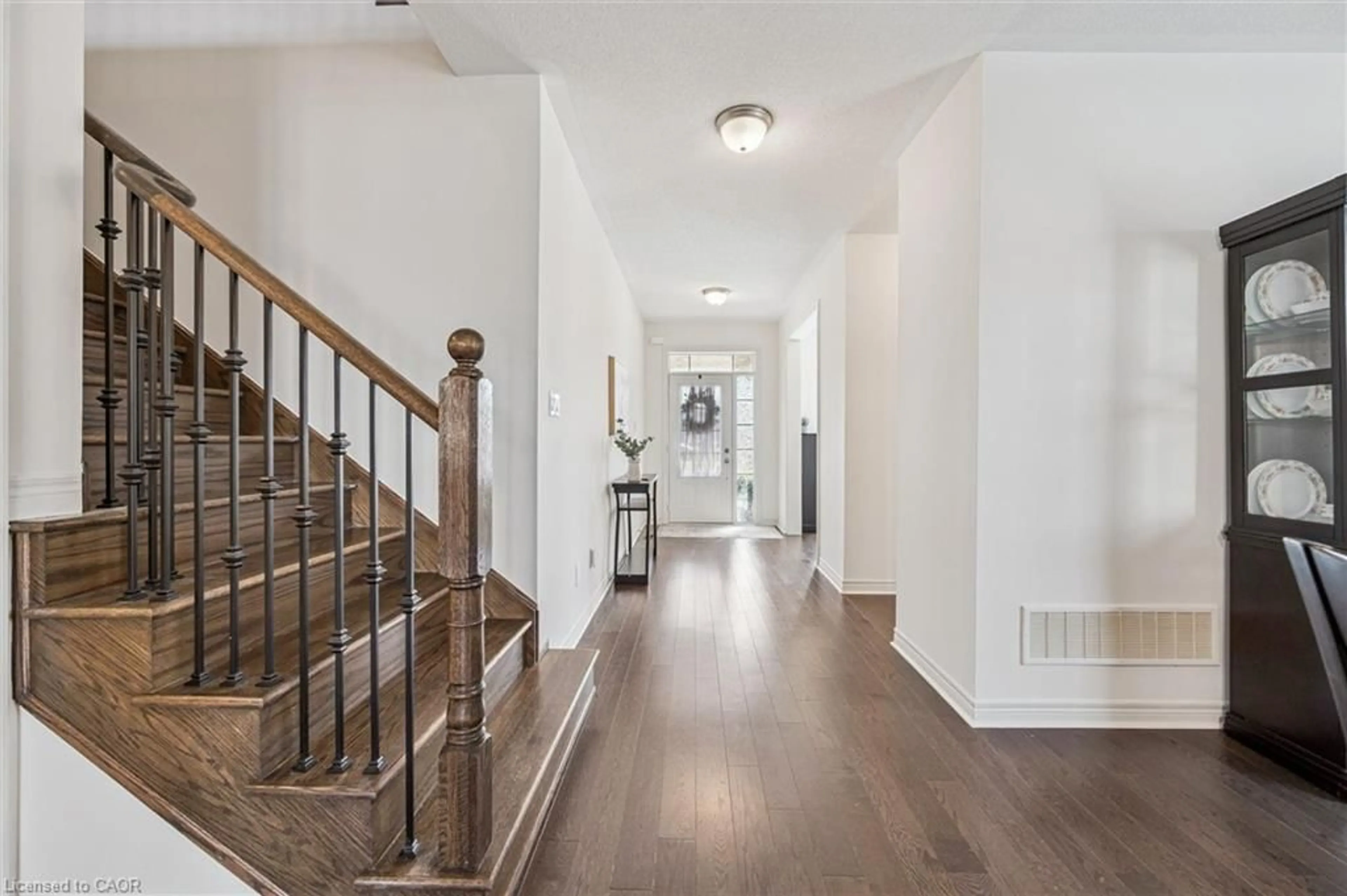 Indoor foyer for 65 Barlow Pl, Paris Ontario N3L 0H1