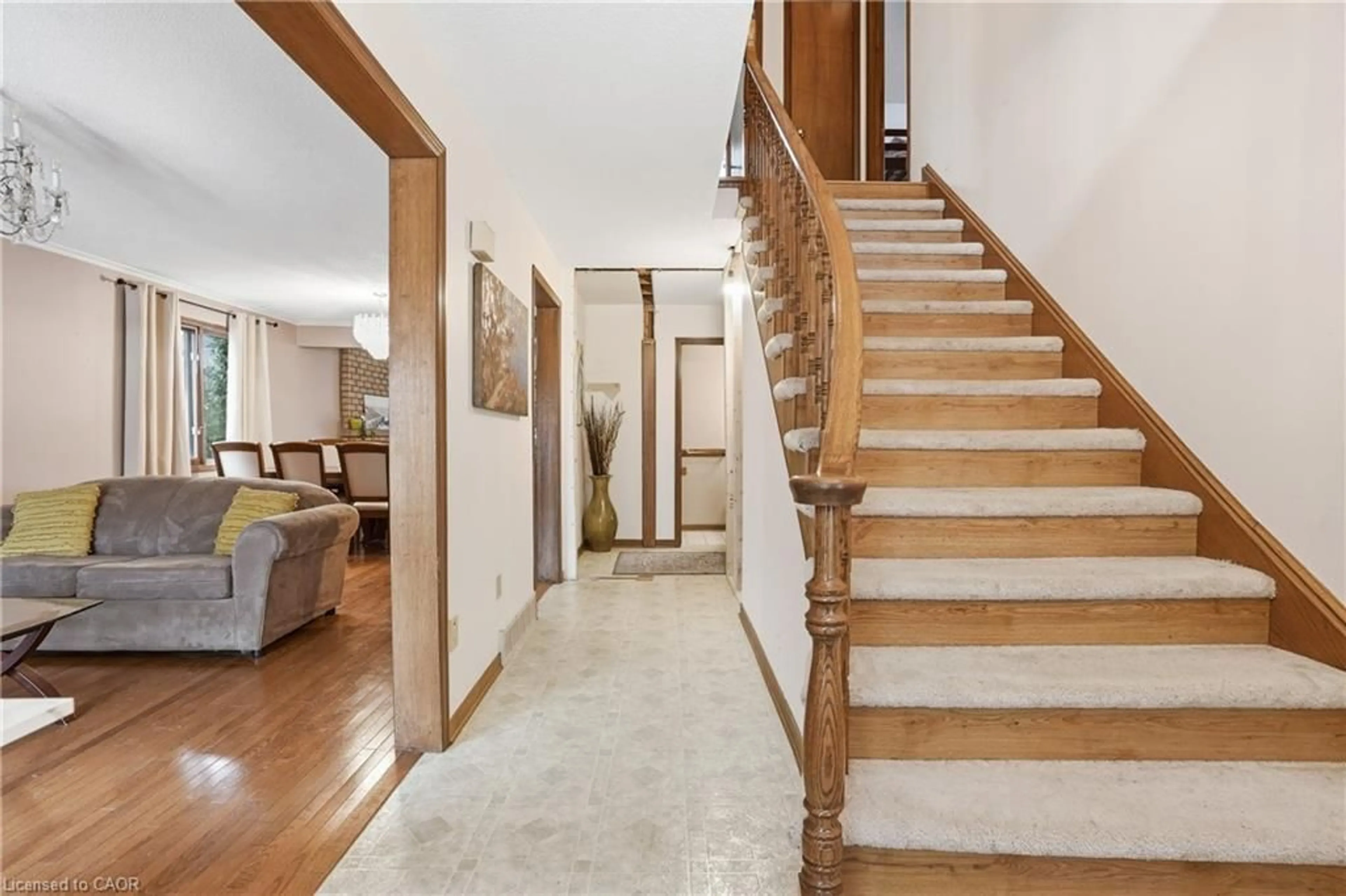 Indoor foyer for 4545 Green Meadow Blvd, Beamsville Ontario L0R 1B5