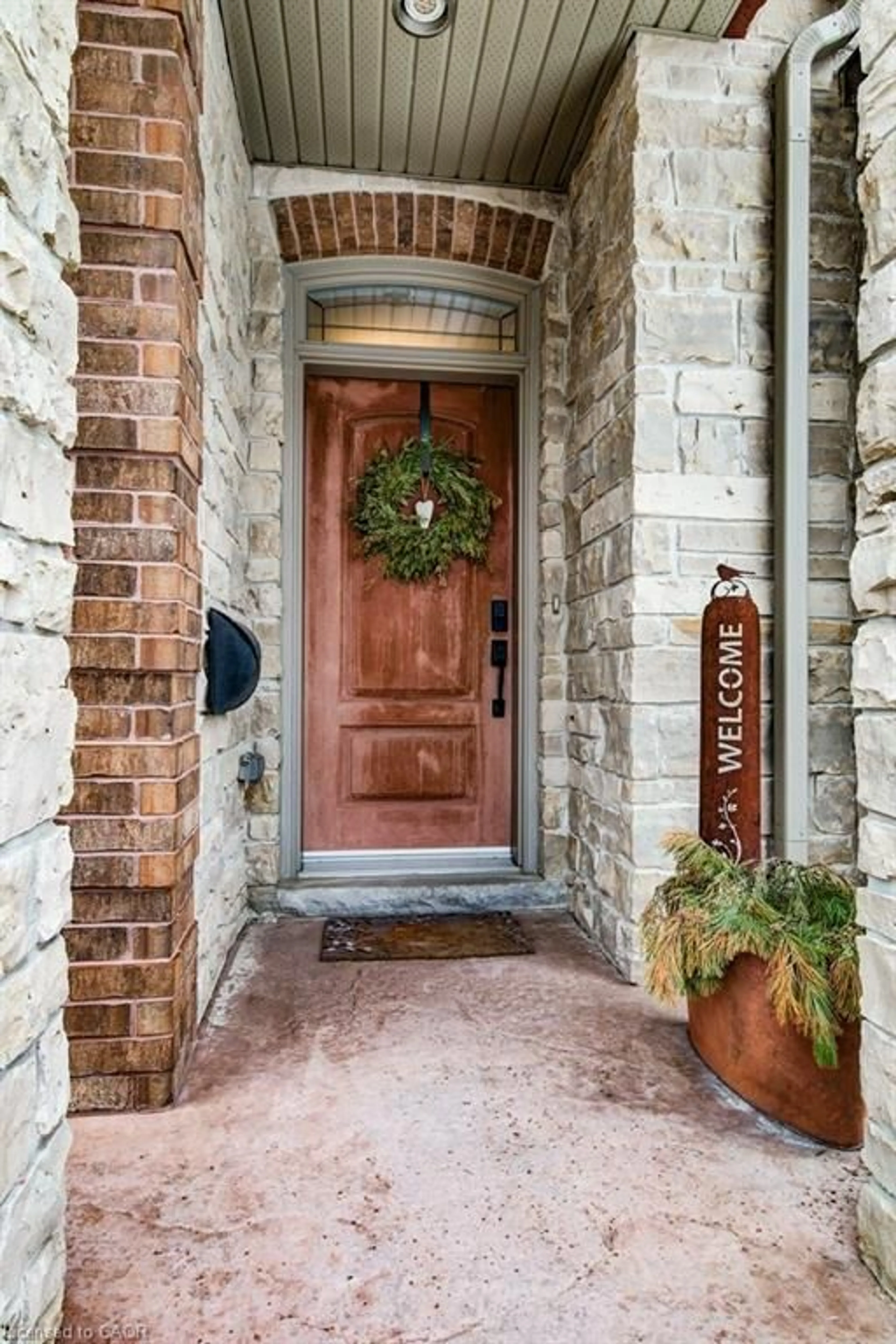 Indoor entryway for 124 Allen St, Waterloo Ontario N2J 1J4