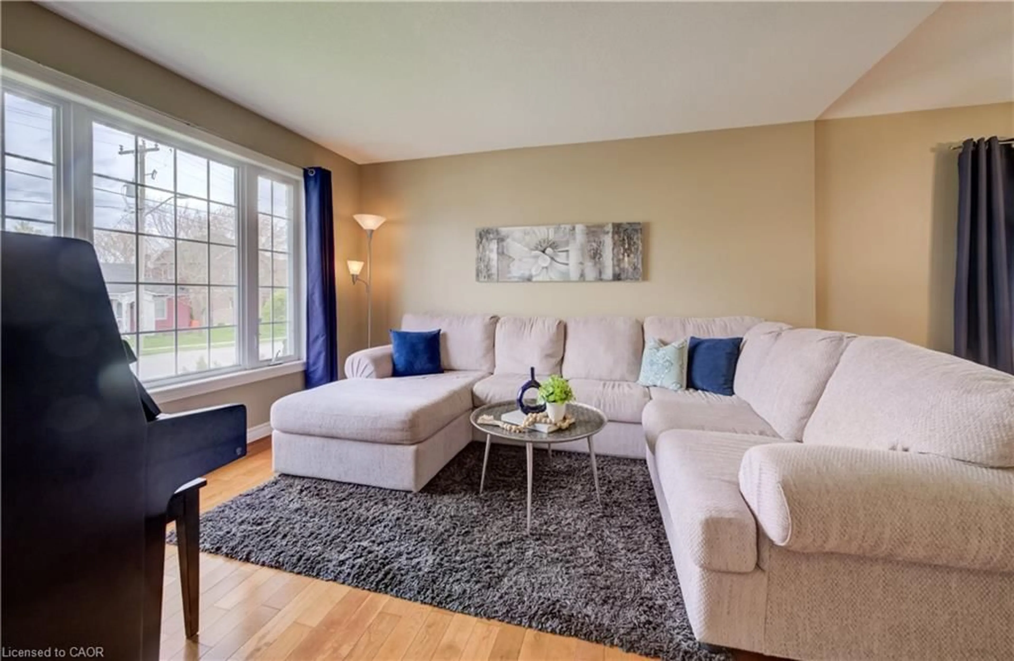 Living room with furniture, unknown for 20 Duke St, Drumbo Ontario N0J 1G0