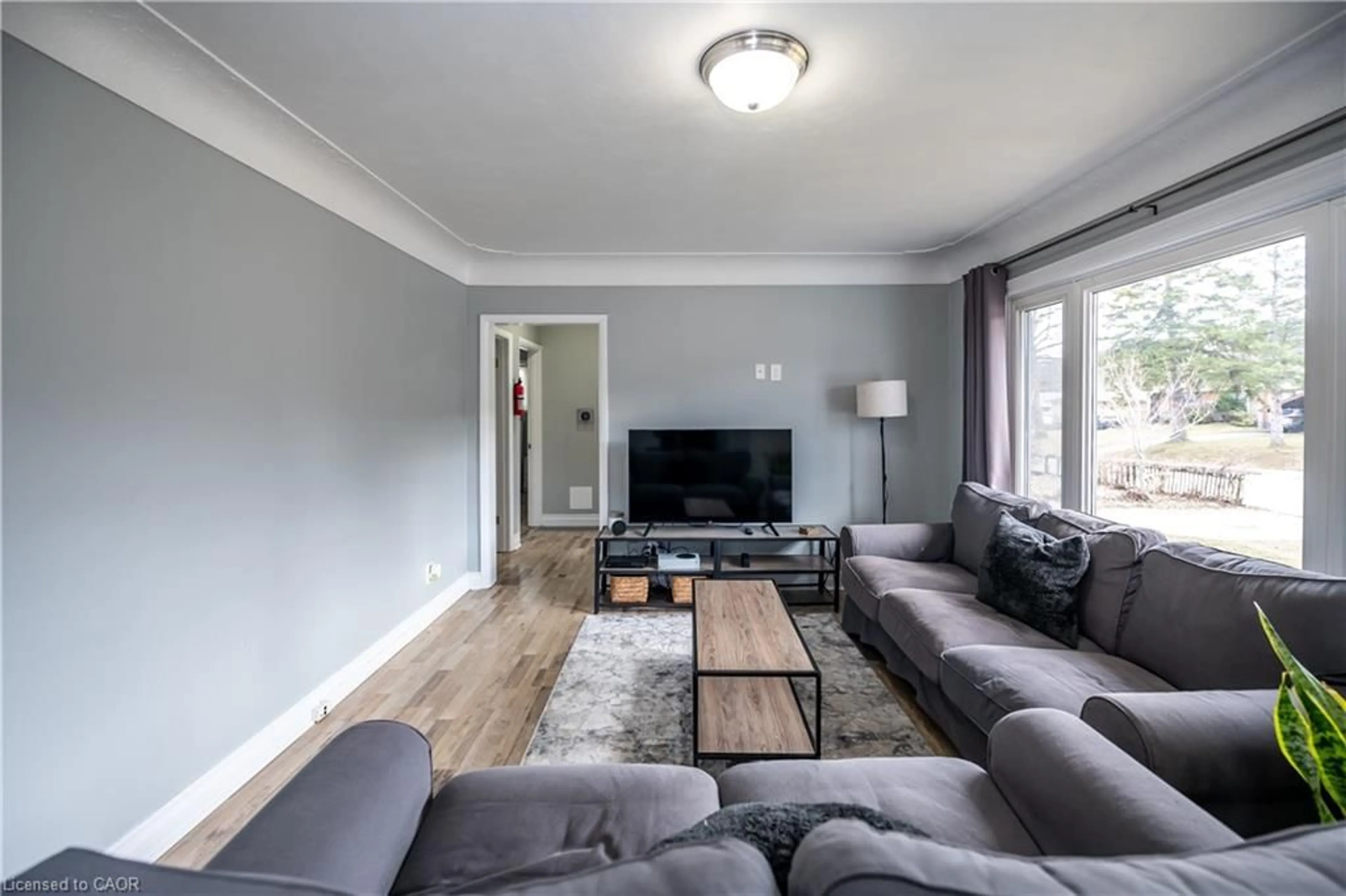 Living room with furniture, unknown for 62 Harold Crt, Hamilton Ontario L8S 2R9