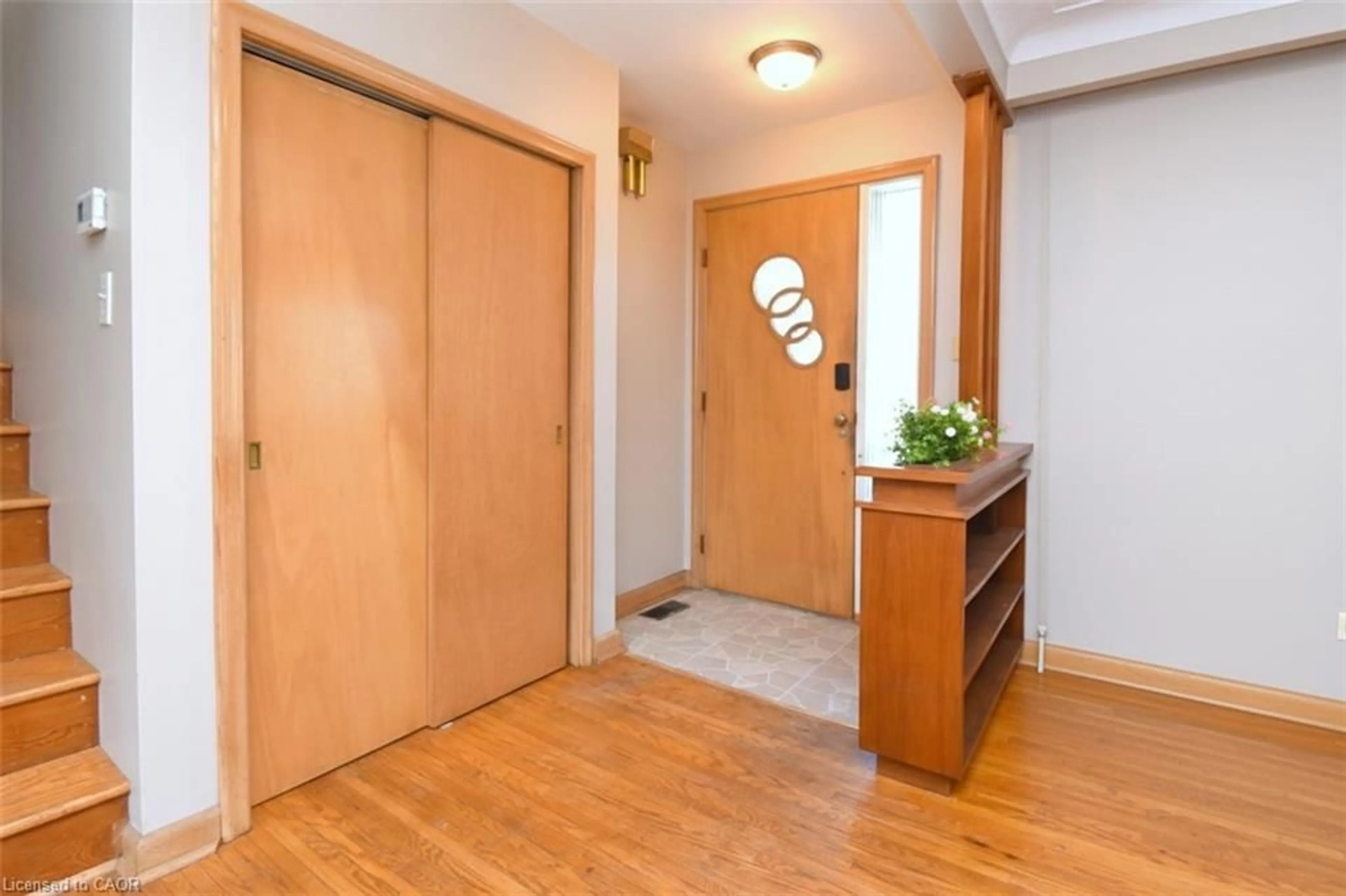 Indoor entryway for 142 Delmar Dr, Hamilton Ontario L9C 1J9