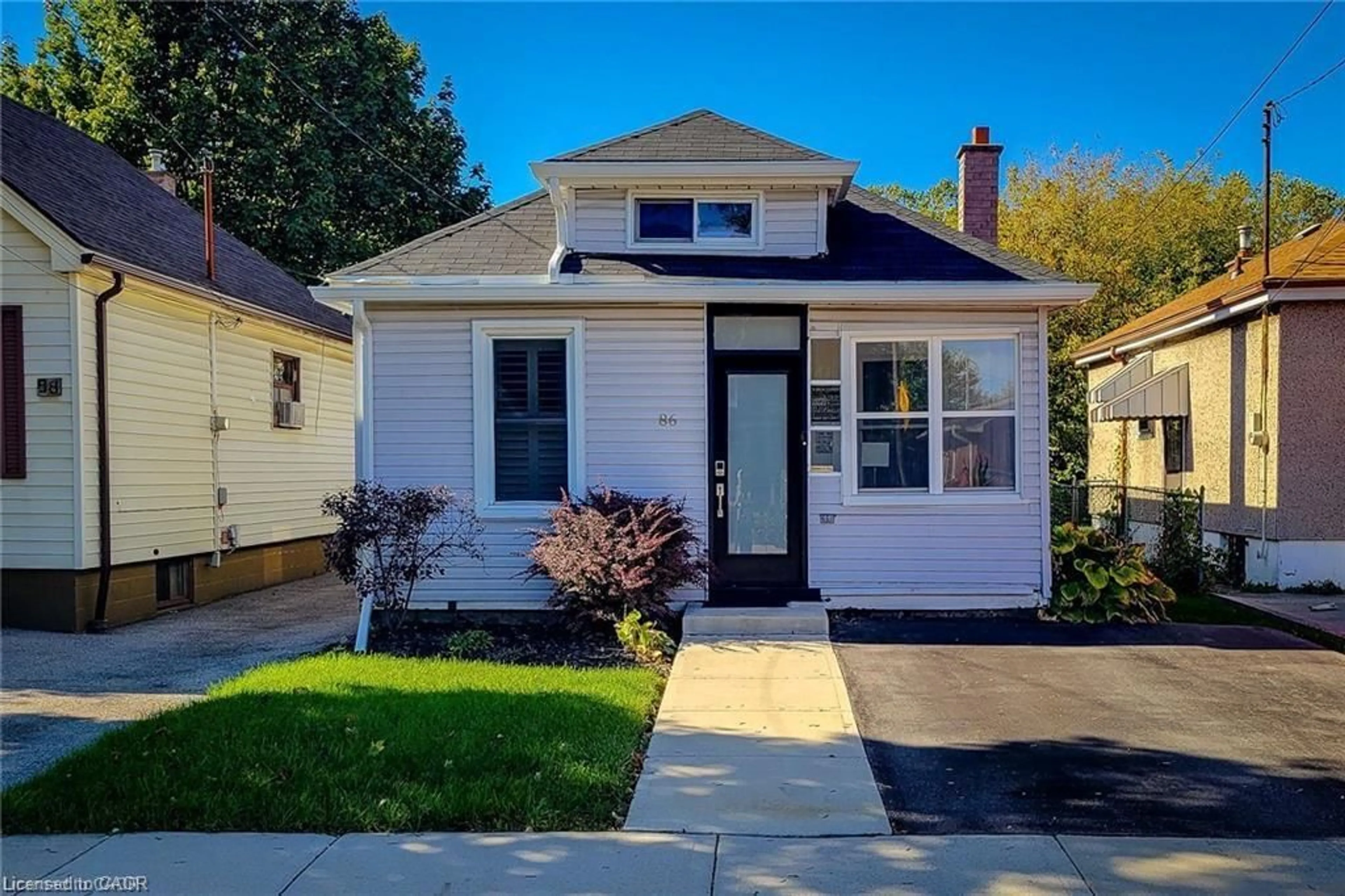 Home with vinyl exterior material, street for 86 East 18th St, Hamilton Ontario L9A 4N8