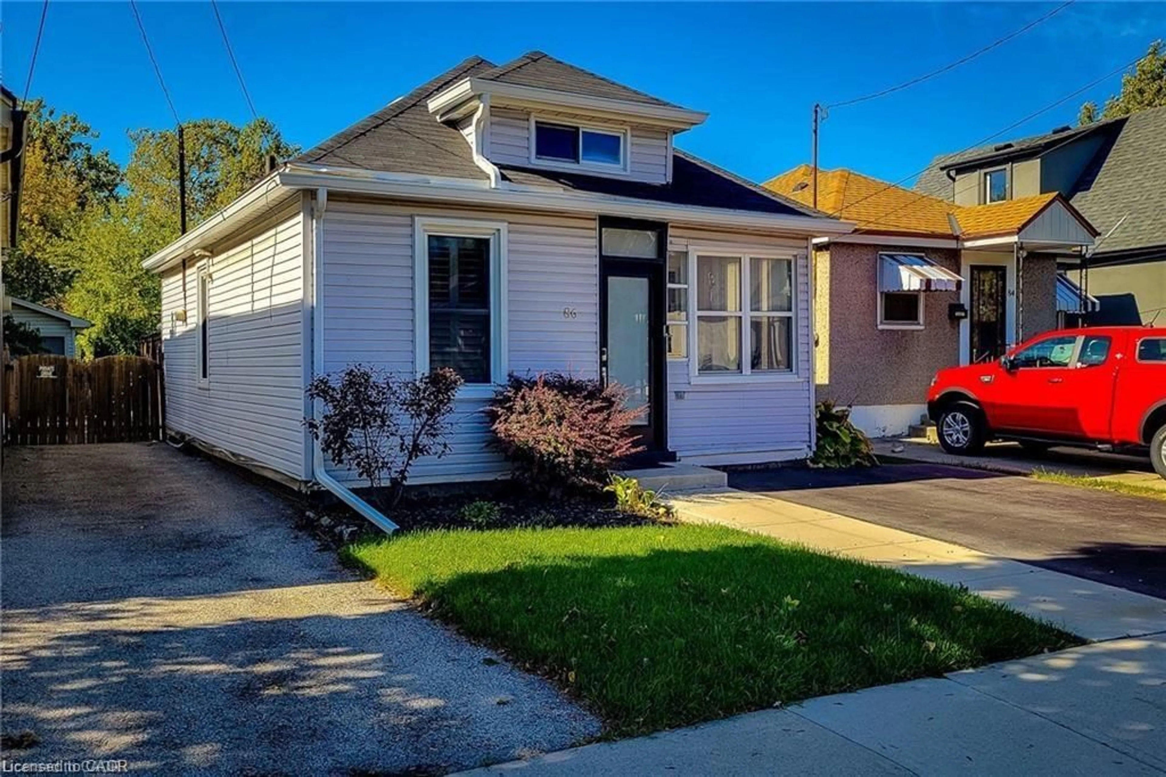Home with vinyl exterior material, street for 86 East 18th St, Hamilton Ontario L9A 4N8