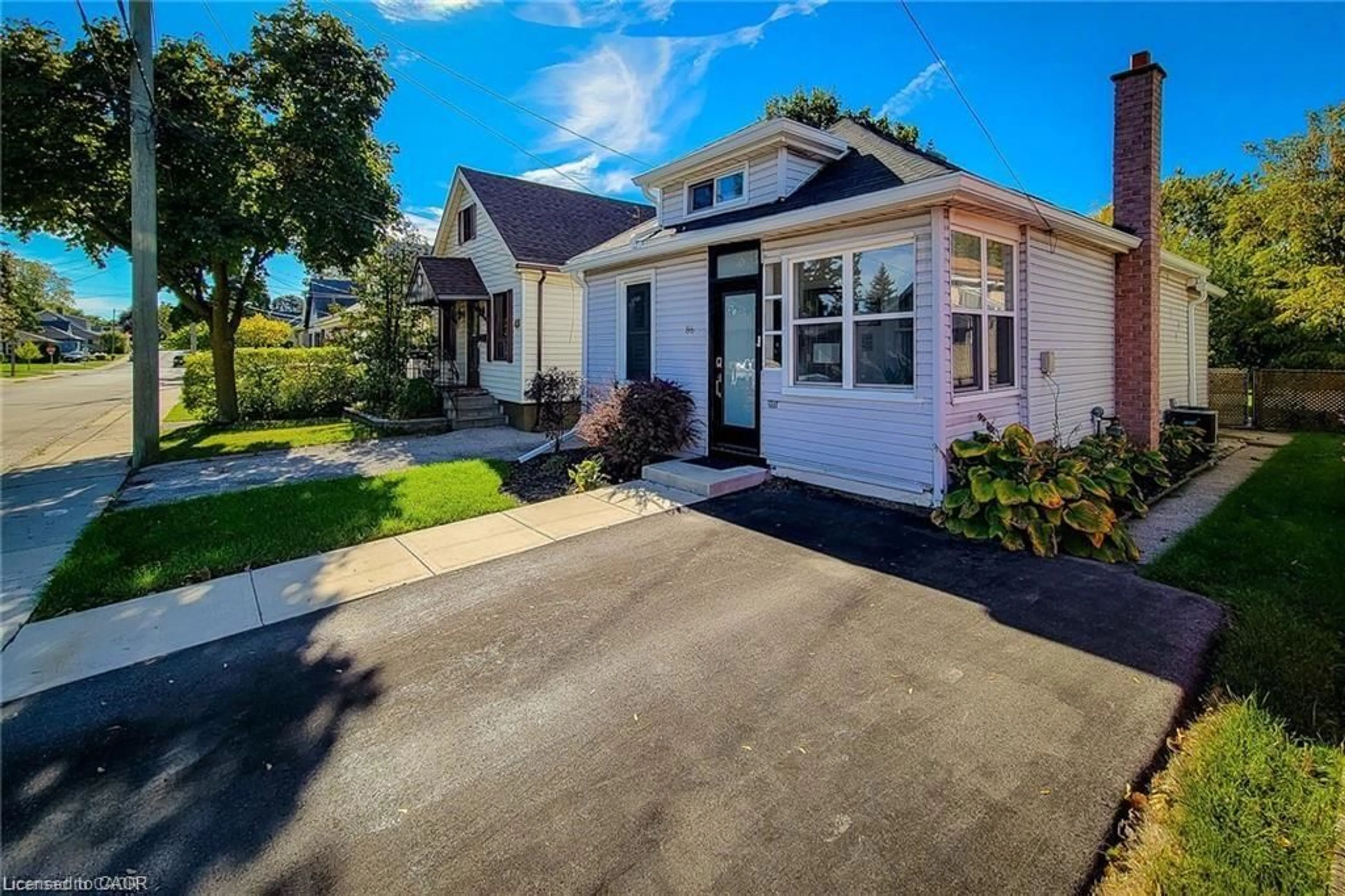 Home with vinyl exterior material, street for 86 East 18th St, Hamilton Ontario L9A 4N8