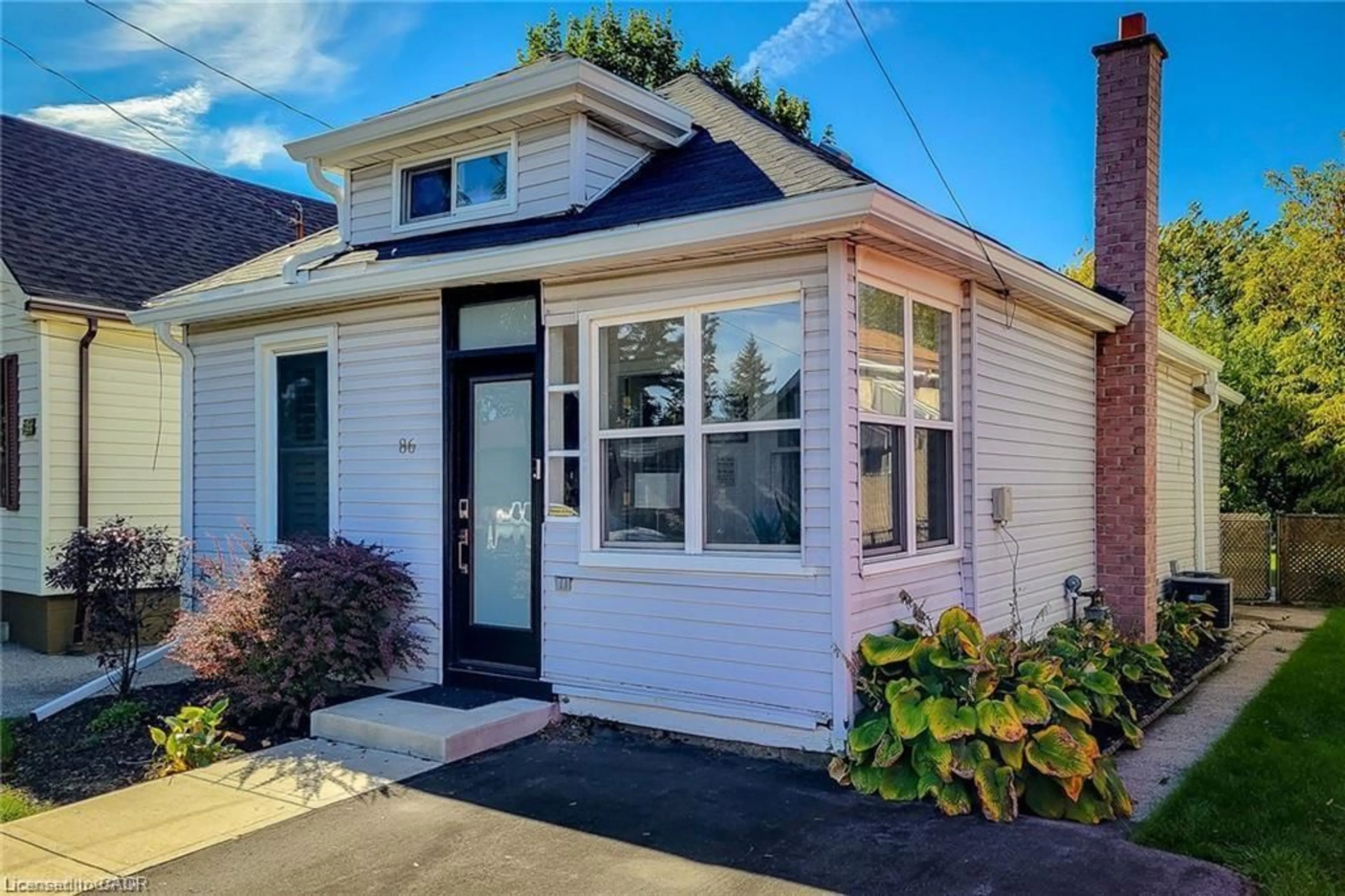 Home with vinyl exterior material, street for 86 East 18th St, Hamilton Ontario L9A 4N8