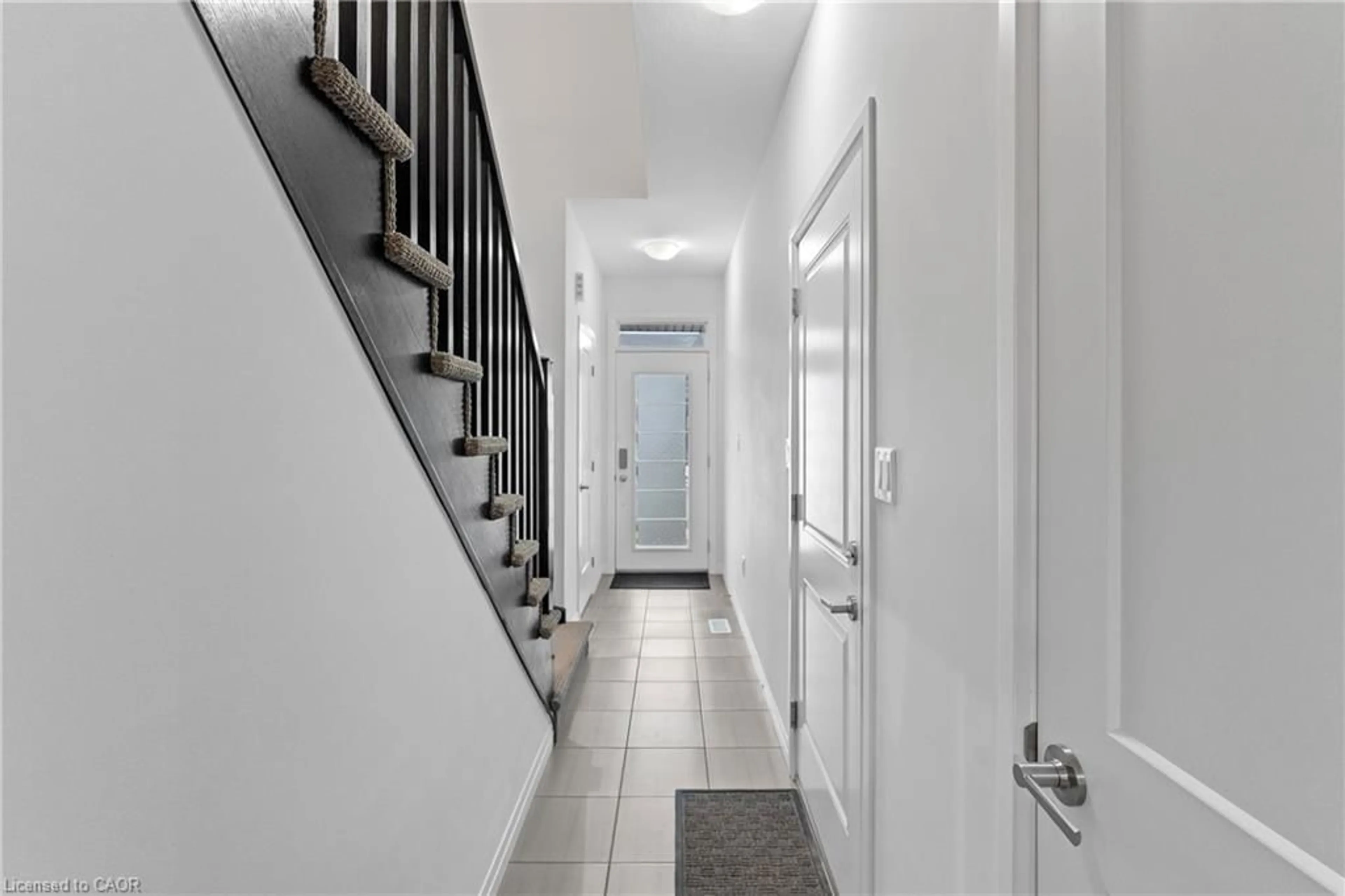 Indoor entryway for 3998 Crown St, Beamsville Ontario L3J 0S6