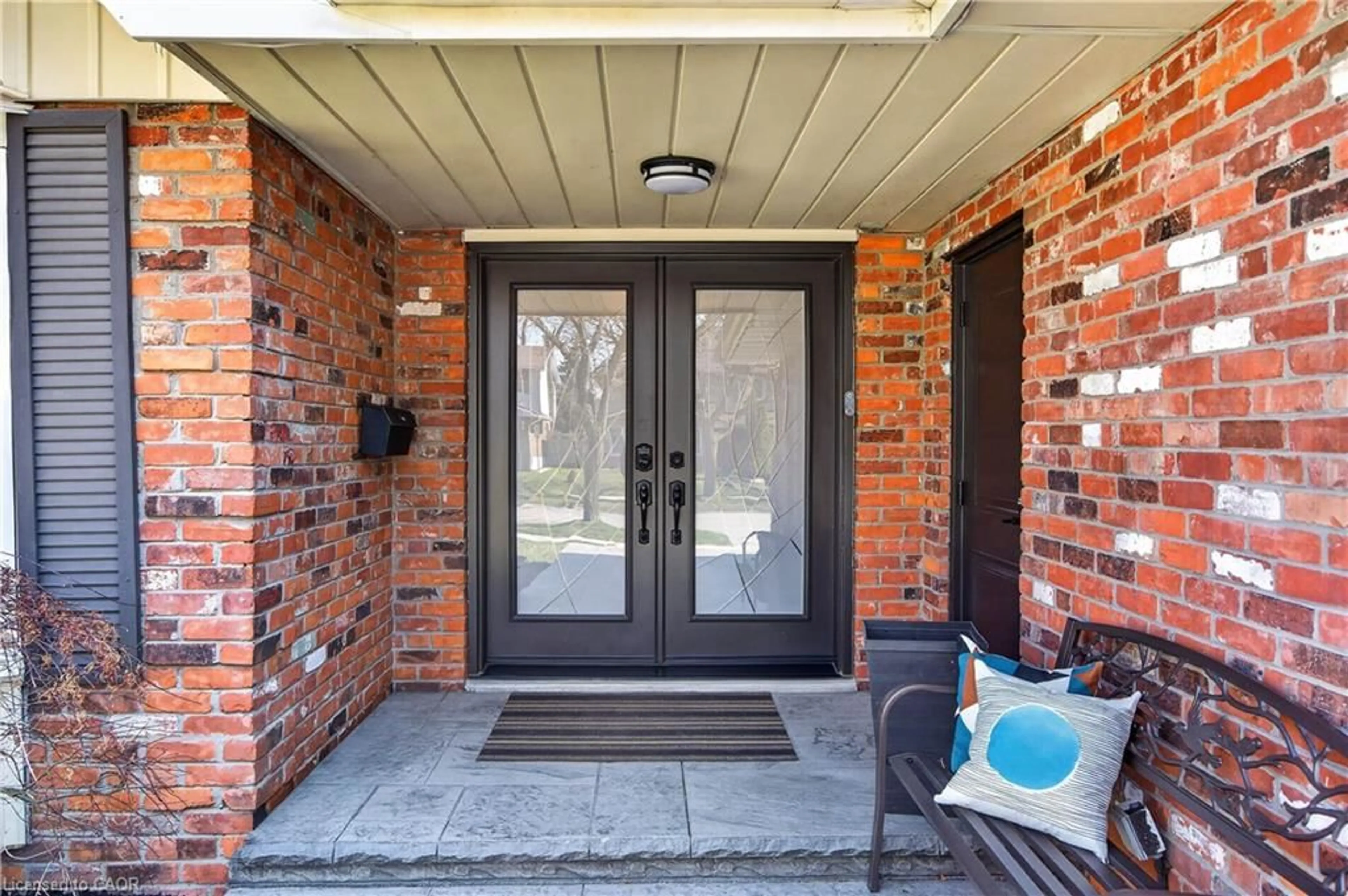 Indoor entryway for 321 Bryant Cres, Burlington Ontario L7L 4Z1