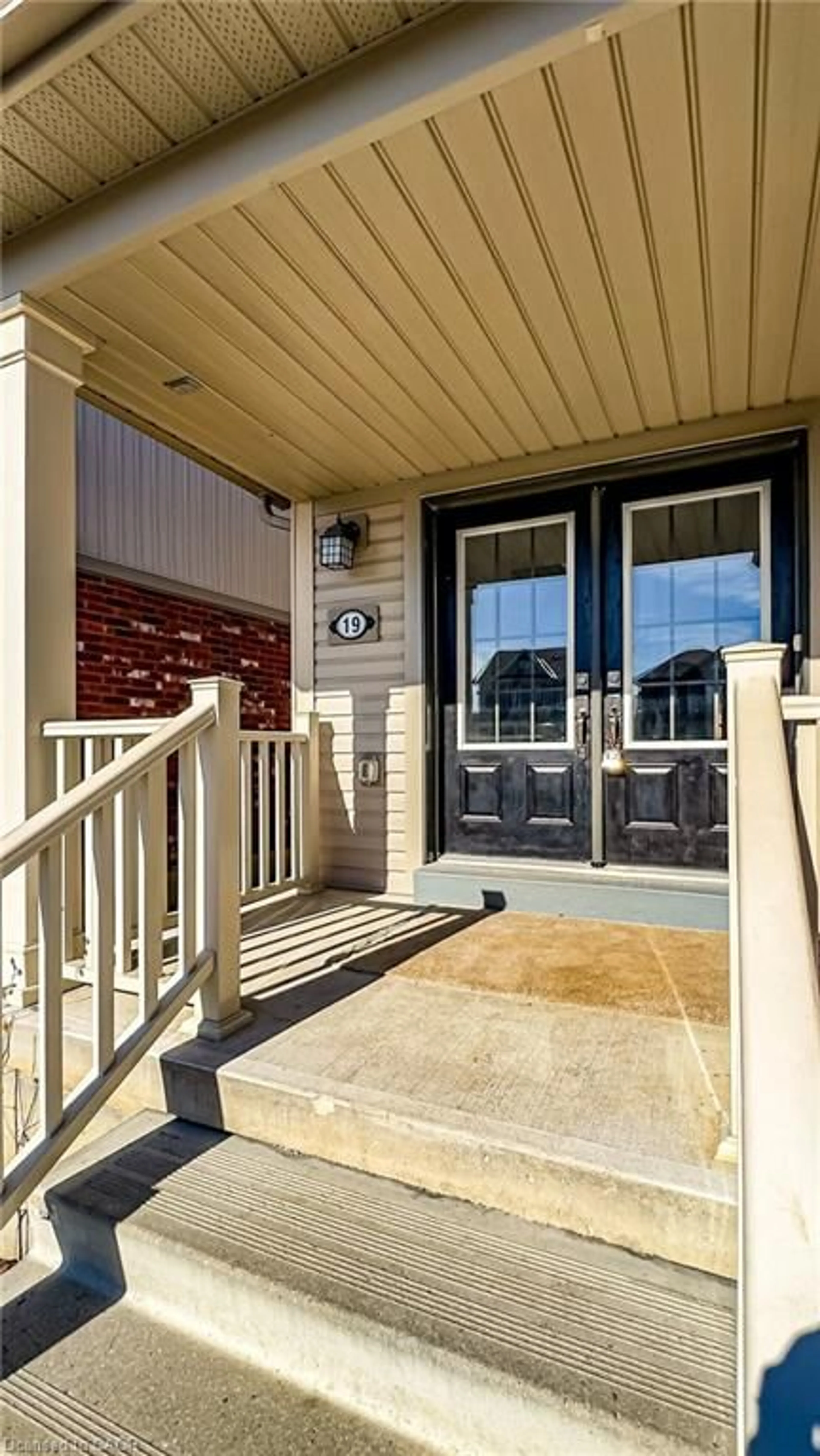 Indoor entryway for 19 Cromarty Ave, Caledonia Ontario N3W 0B6