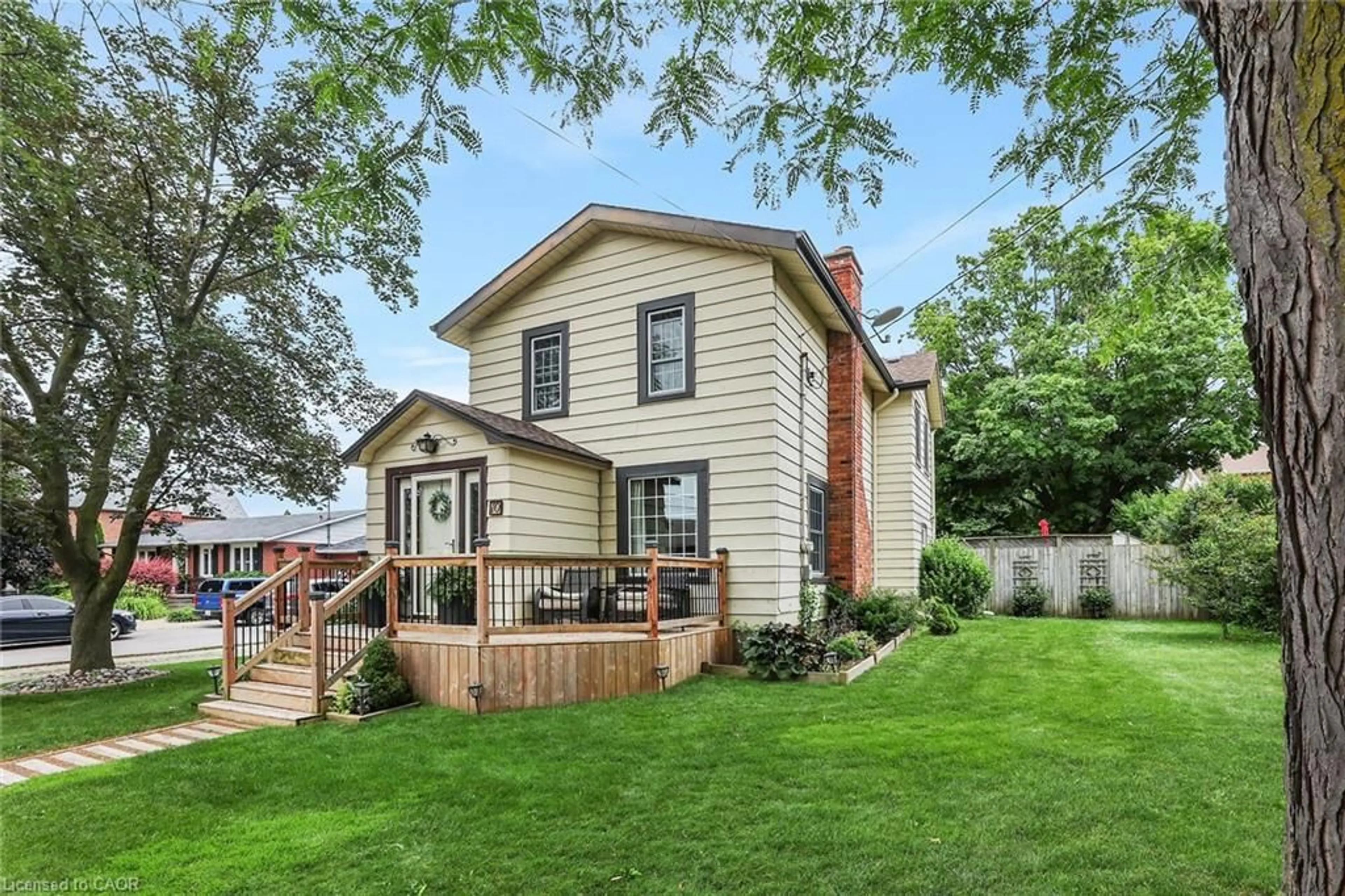 Home with vinyl exterior material, street for 10 Maple Ave, Grimsby Ontario L3M 3B6