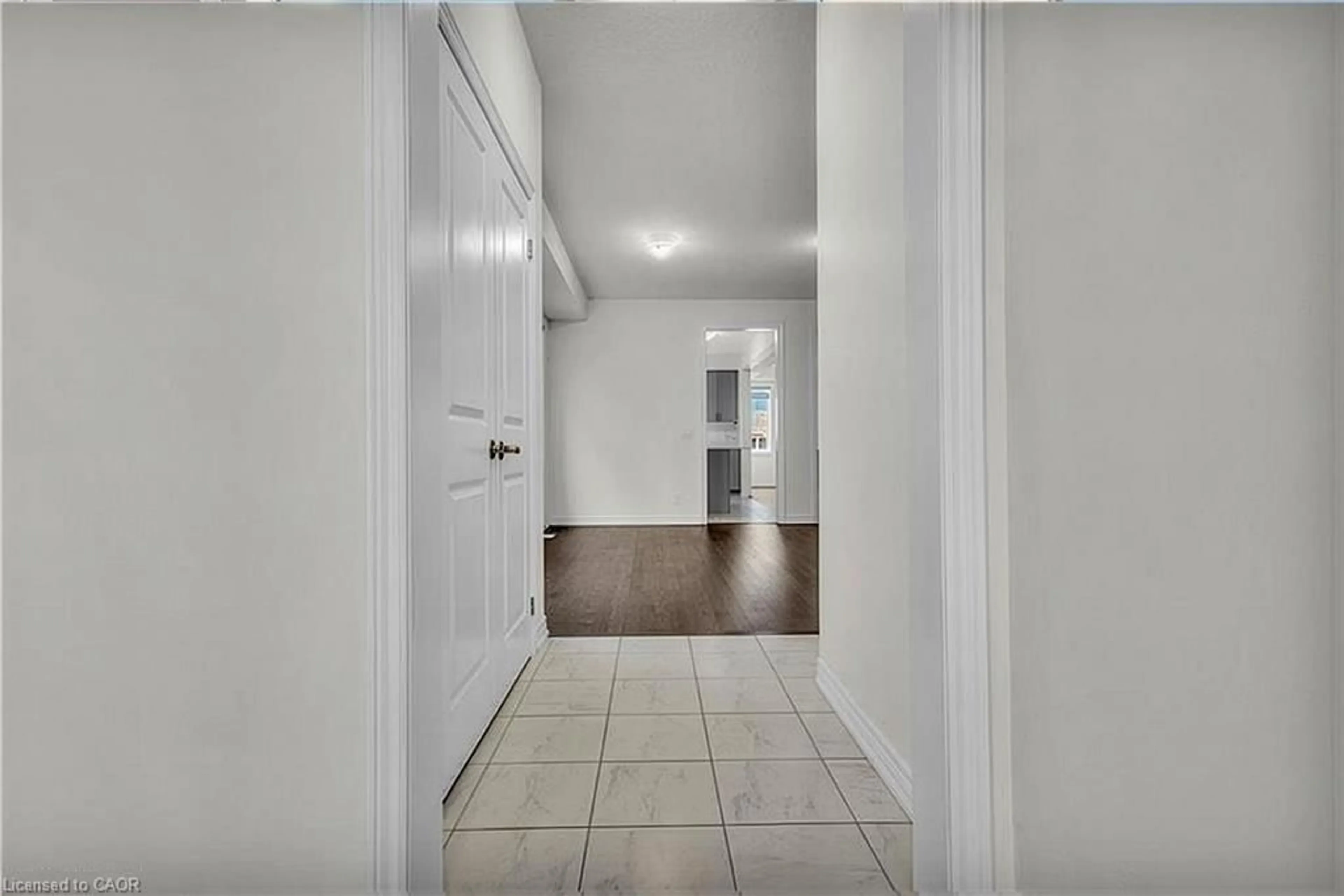 Indoor foyer for 10 Georgina St, Kitchener Ontario N2R 0S6