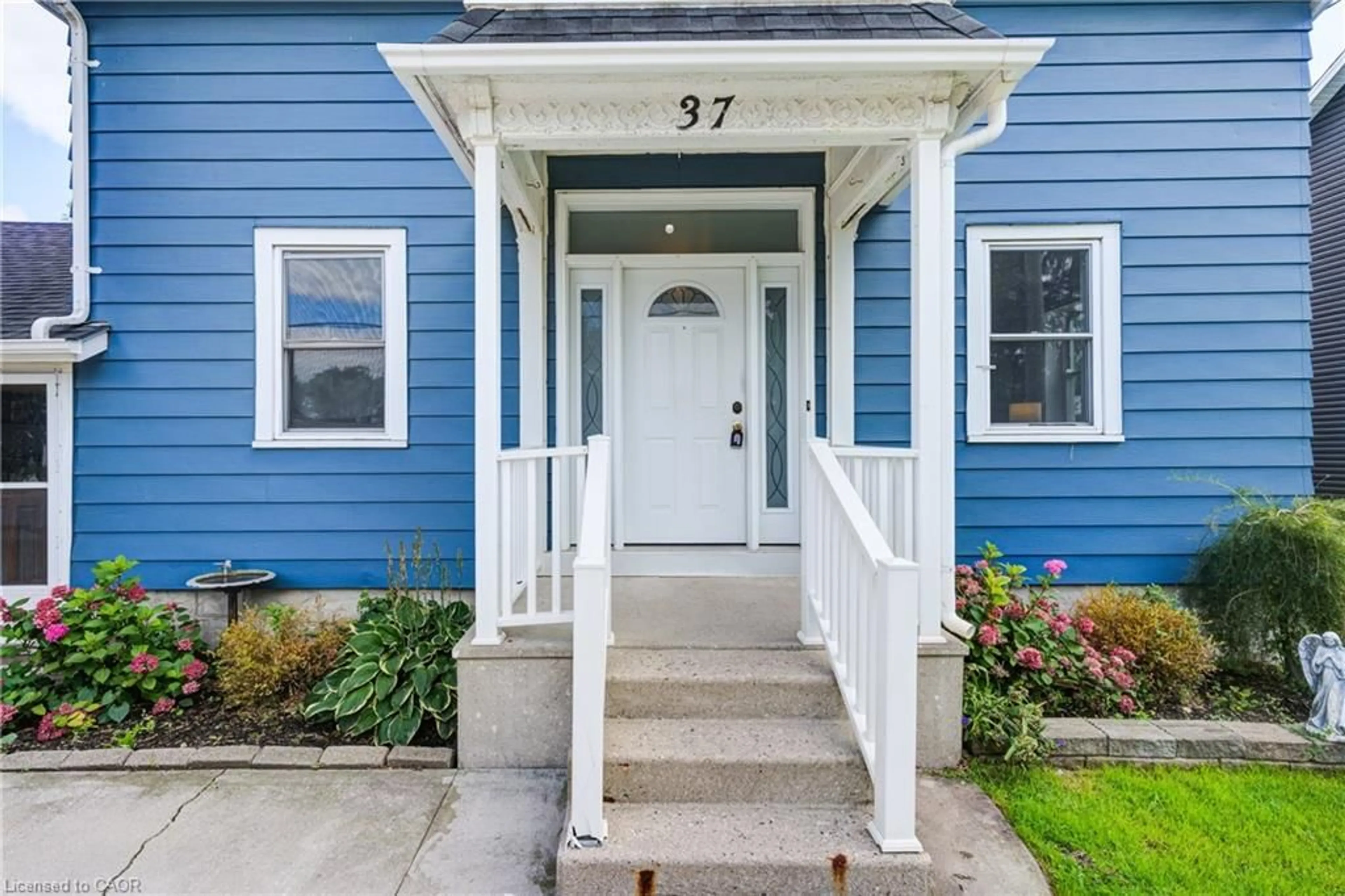 Indoor entryway for 37 Decew St, Tavistock Ontario N0B 2R0