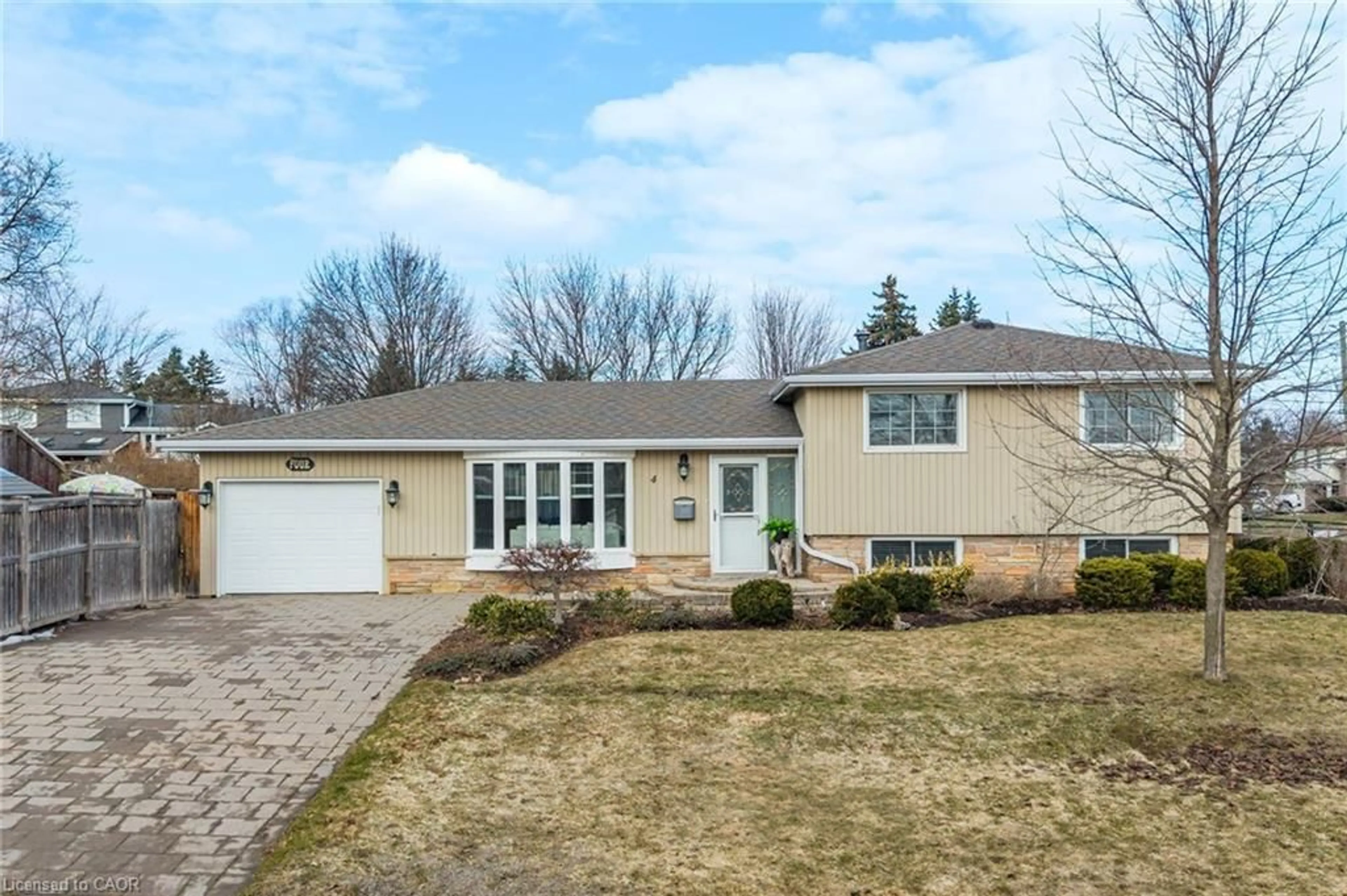 Home with vinyl exterior material, street for 4 Uplands Crt, Georgetown Ontario L7G 2S8