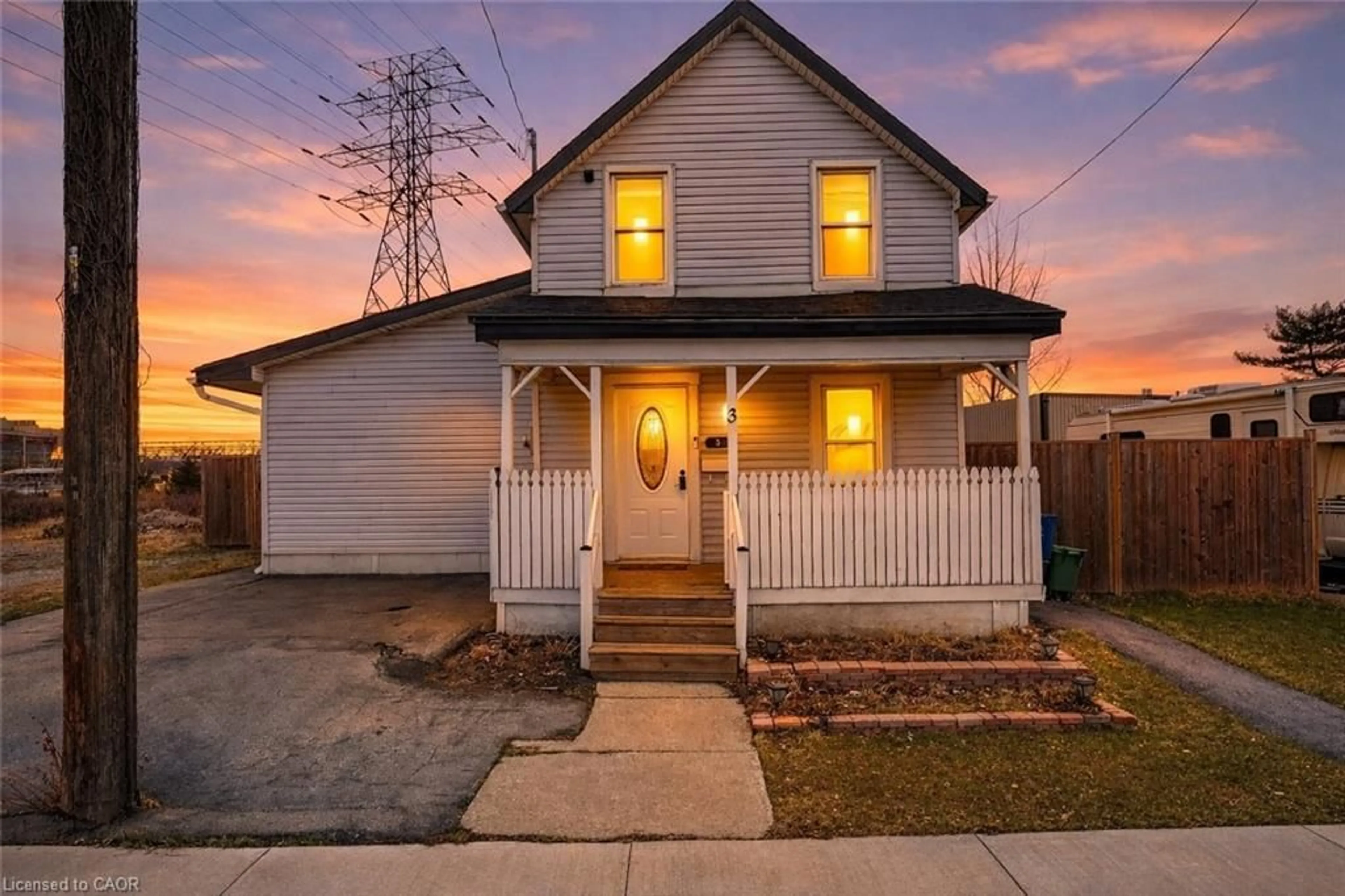 A pic from outside/outdoor area/front of a property/back of a property/a pic from drone, street for 3 Beatty Ave, Hamilton Ontario L8H 3P3