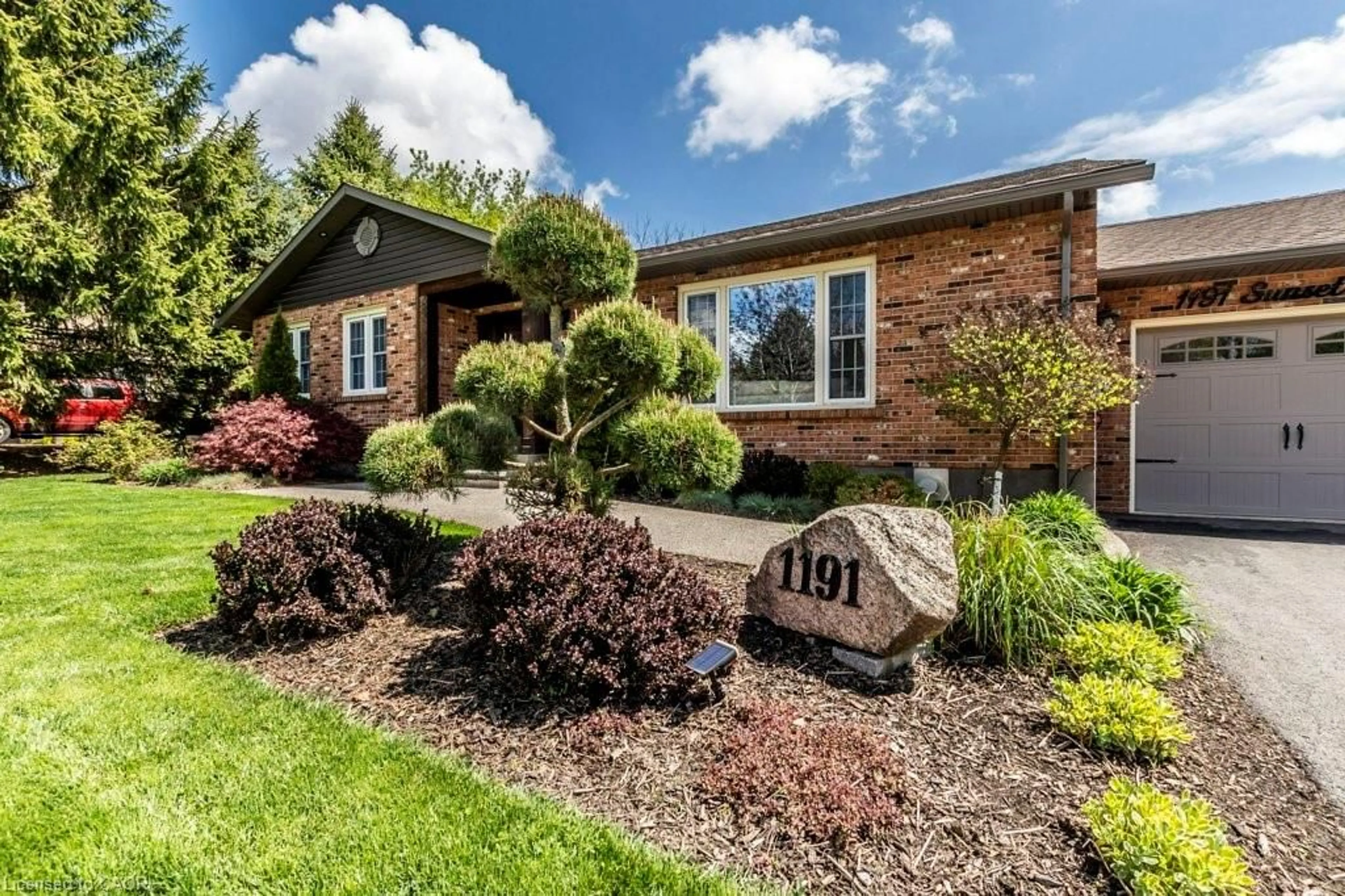 Home with brick exterior material, street for 1191 Sunset Dr, Pelham Ontario L0S 1C0