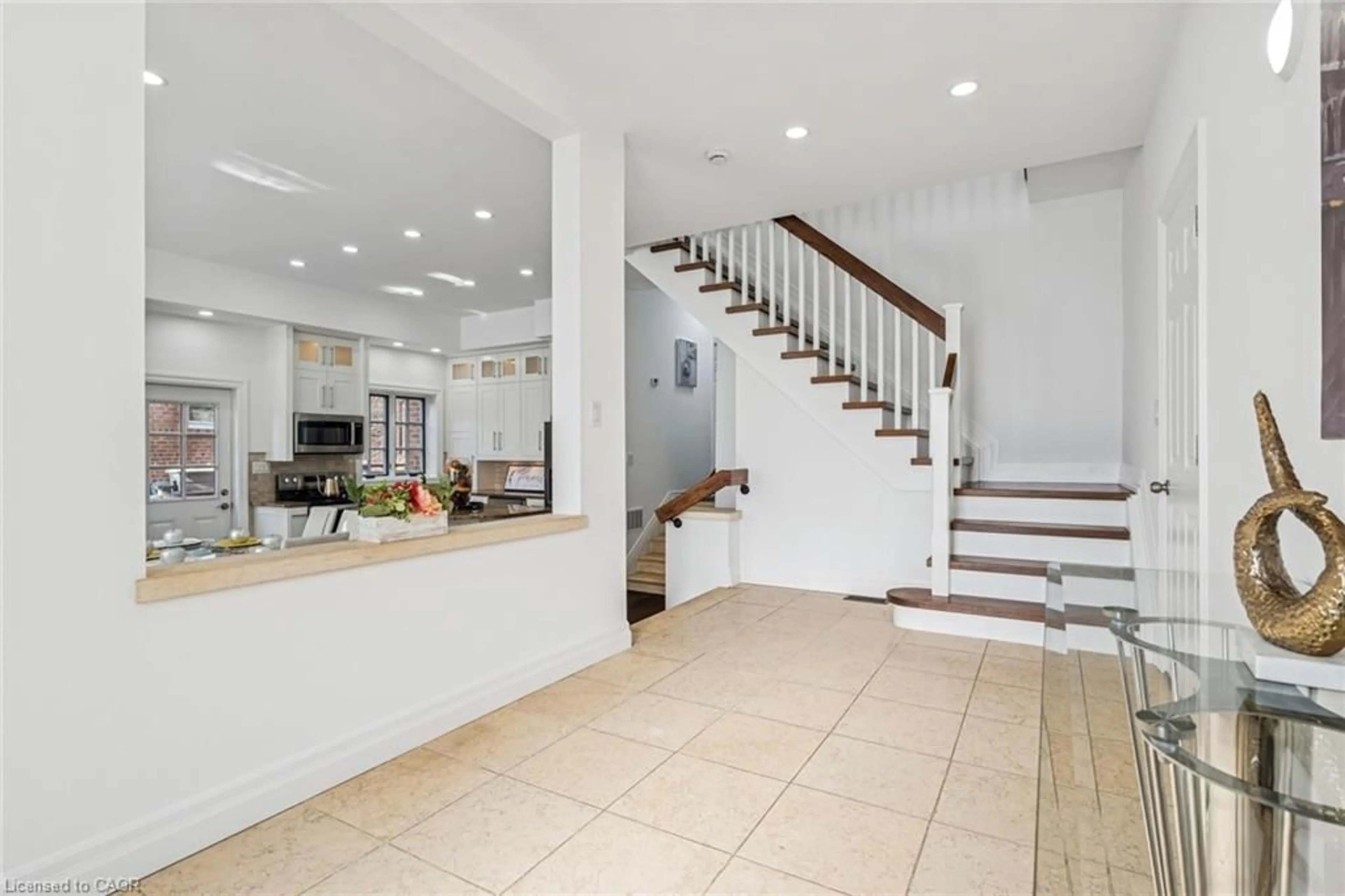 Indoor foyer for 7 Rollins Pl, Etobicoke Ontario M9B 3Y4