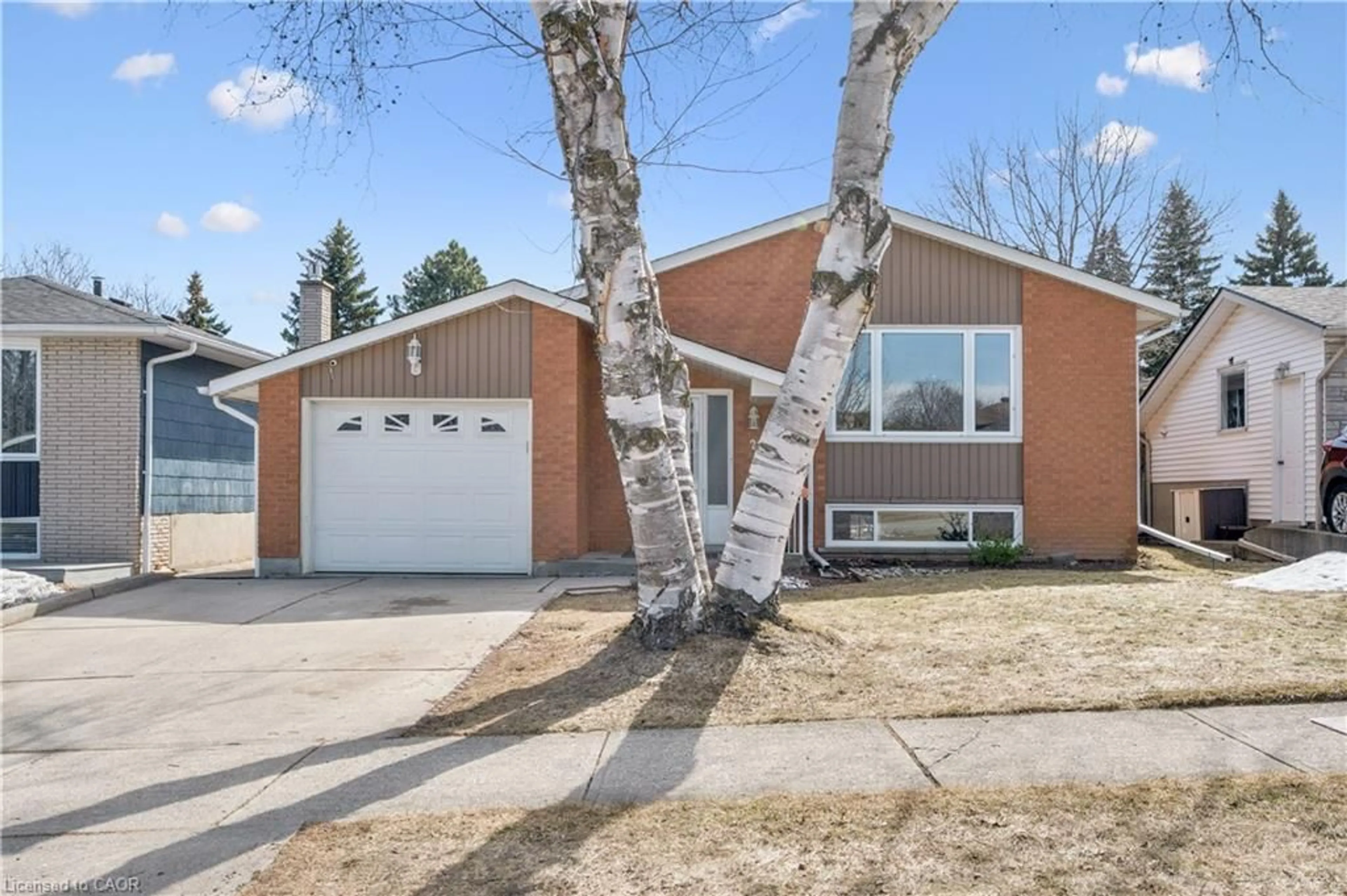 Home with vinyl exterior material, street for 27 Graywood Crt, Kitchener Ontario N2E 1W2