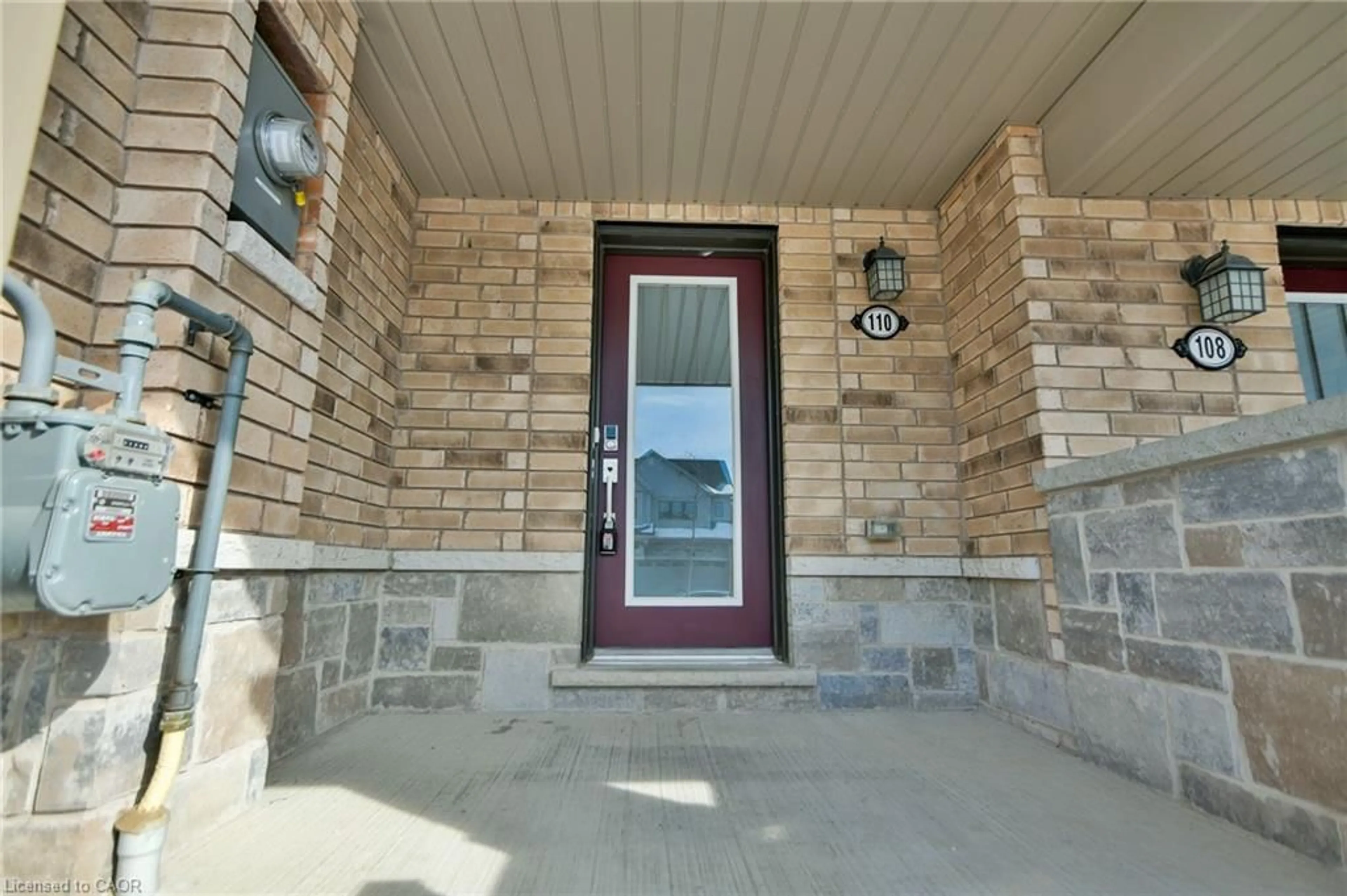 Indoor entryway for 110 Arnold Marshall Blvd, Caledonia Ontario N3W 0B9