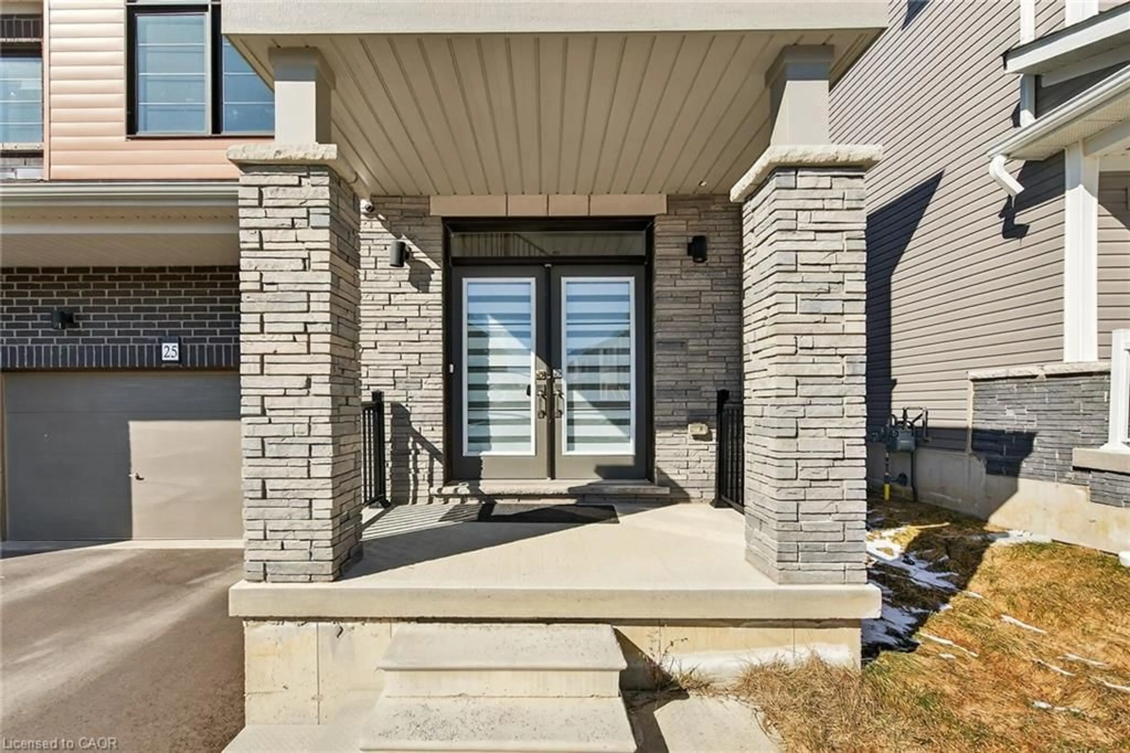 Indoor entryway for 25 Wintergreen Cres, Haldimand Ontario N3W 0H9