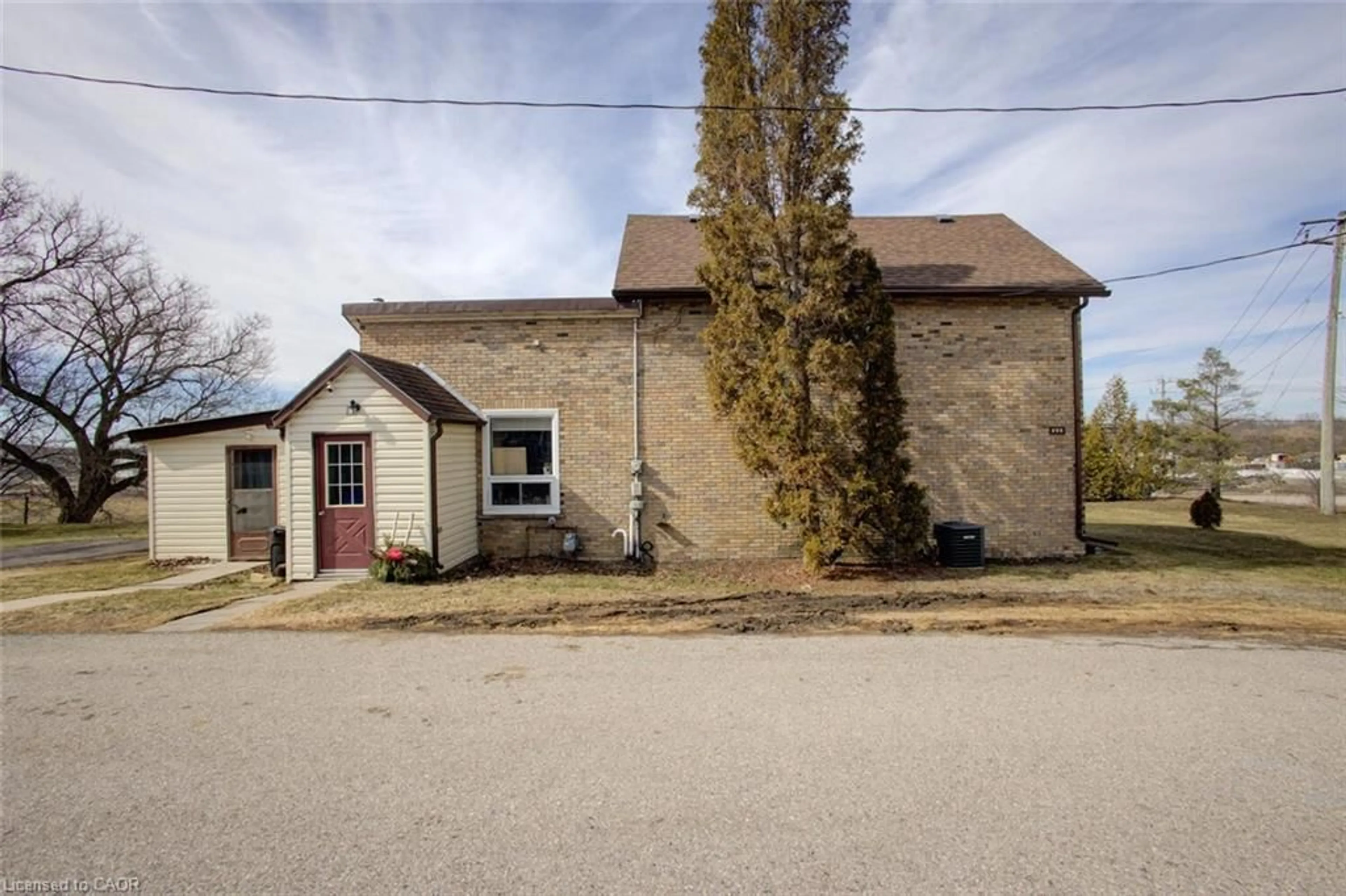 A pic from outside/outdoor area/front of a property/back of a property/a pic from drone, building for 295 Vincent St, Woodstock Ontario N4S 5M2