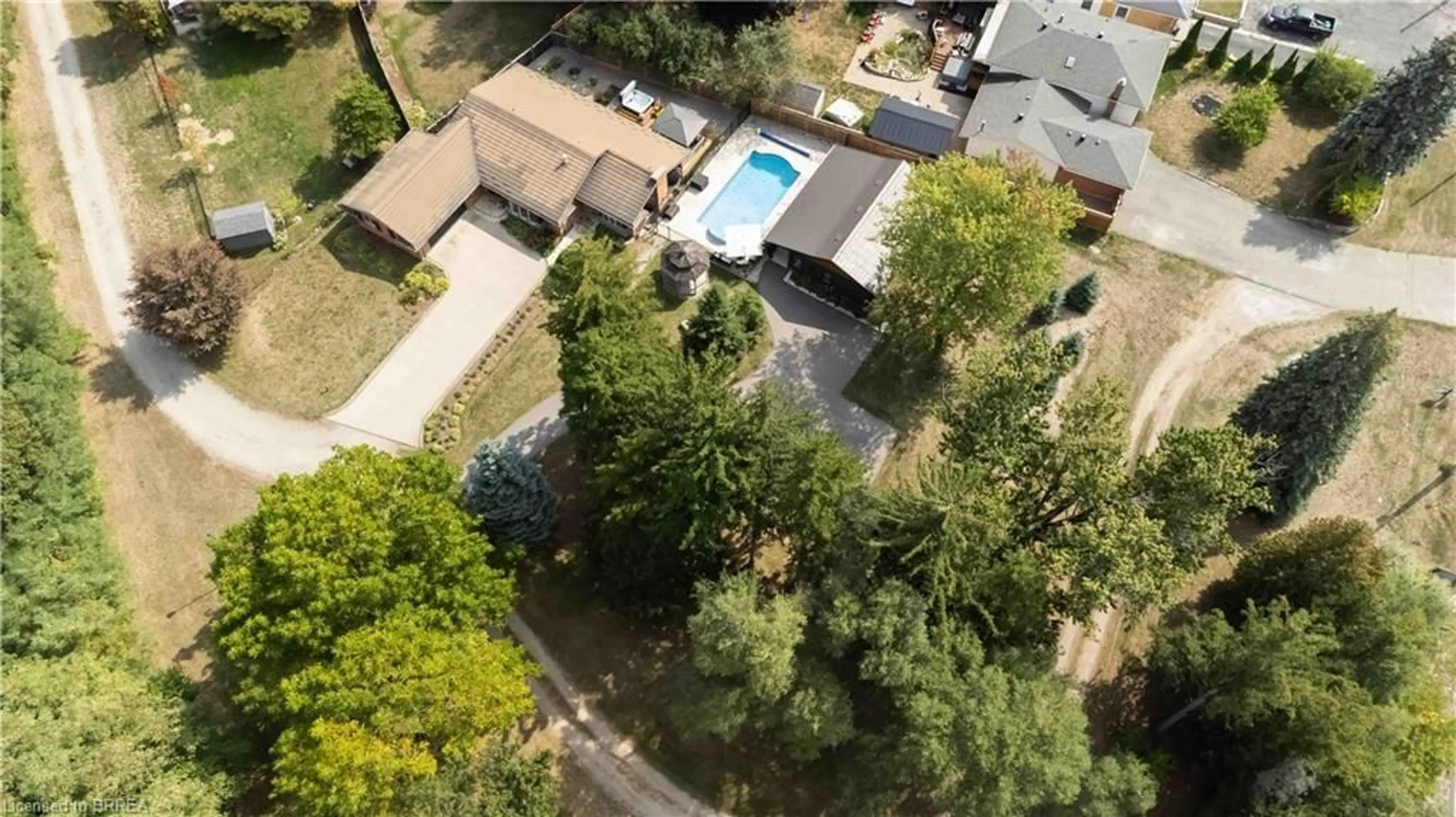 A pic from outside/outdoor area/front of a property/back of a property/a pic from drone, street for 232 Paris Rd, Brantford Ontario N3R 1J4