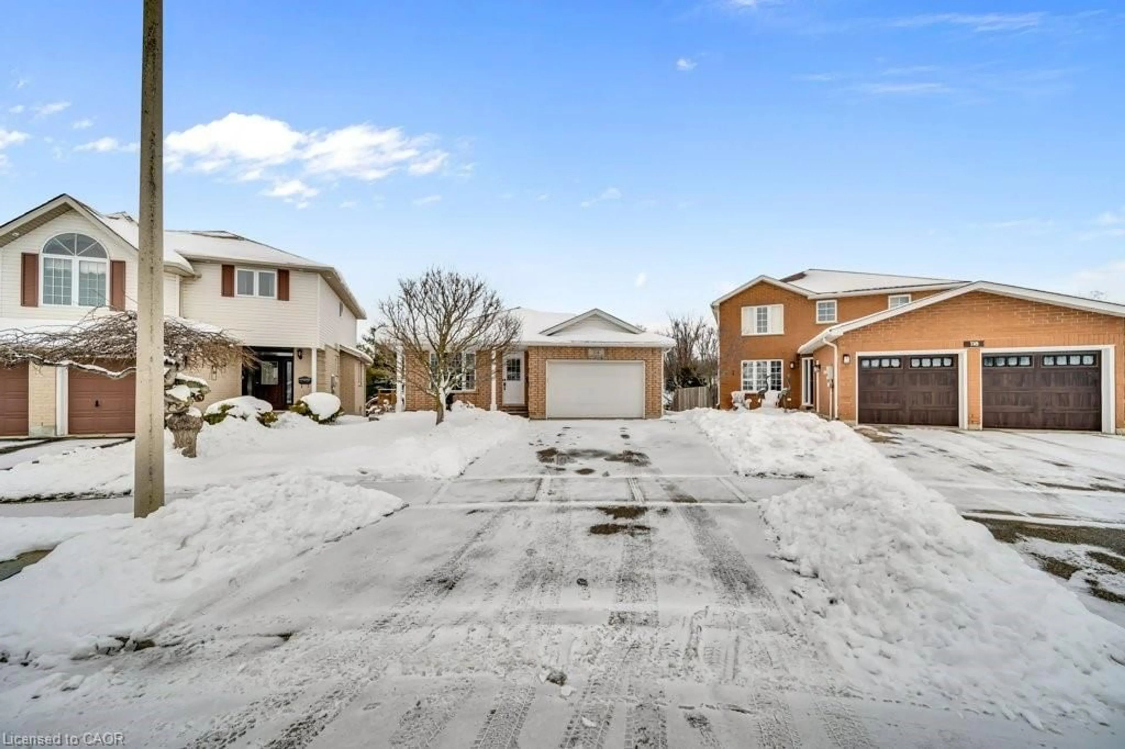 A pic from outside/outdoor area/front of a property/back of a property/a pic from drone, street for 114 Glencliffe Crt, Kitchener Ontario N2B 3X1