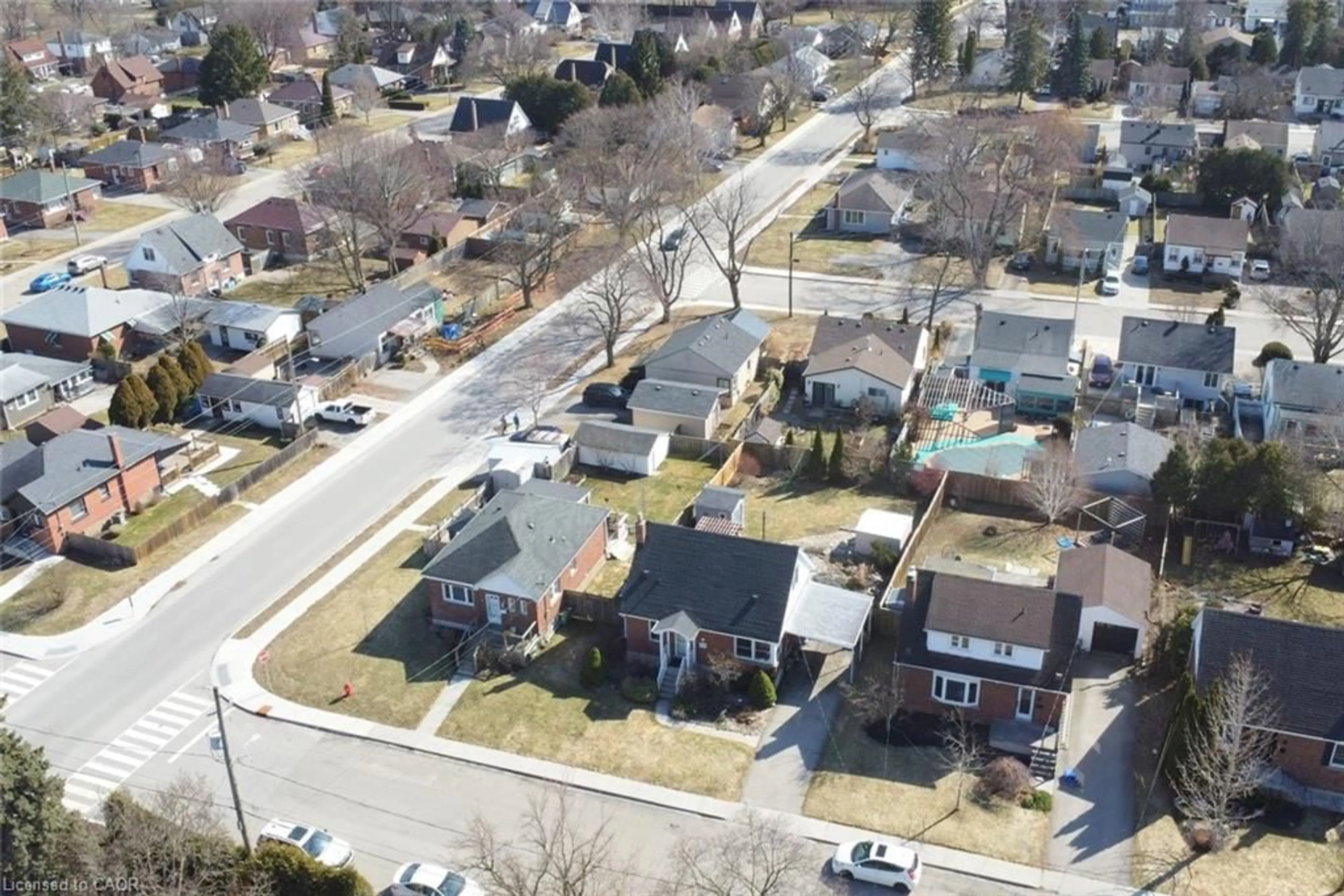 A pic from outside/outdoor area/front of a property/back of a property/a pic from drone, street for 7 Cairns Ave, Dundas Ontario L9H 1G2