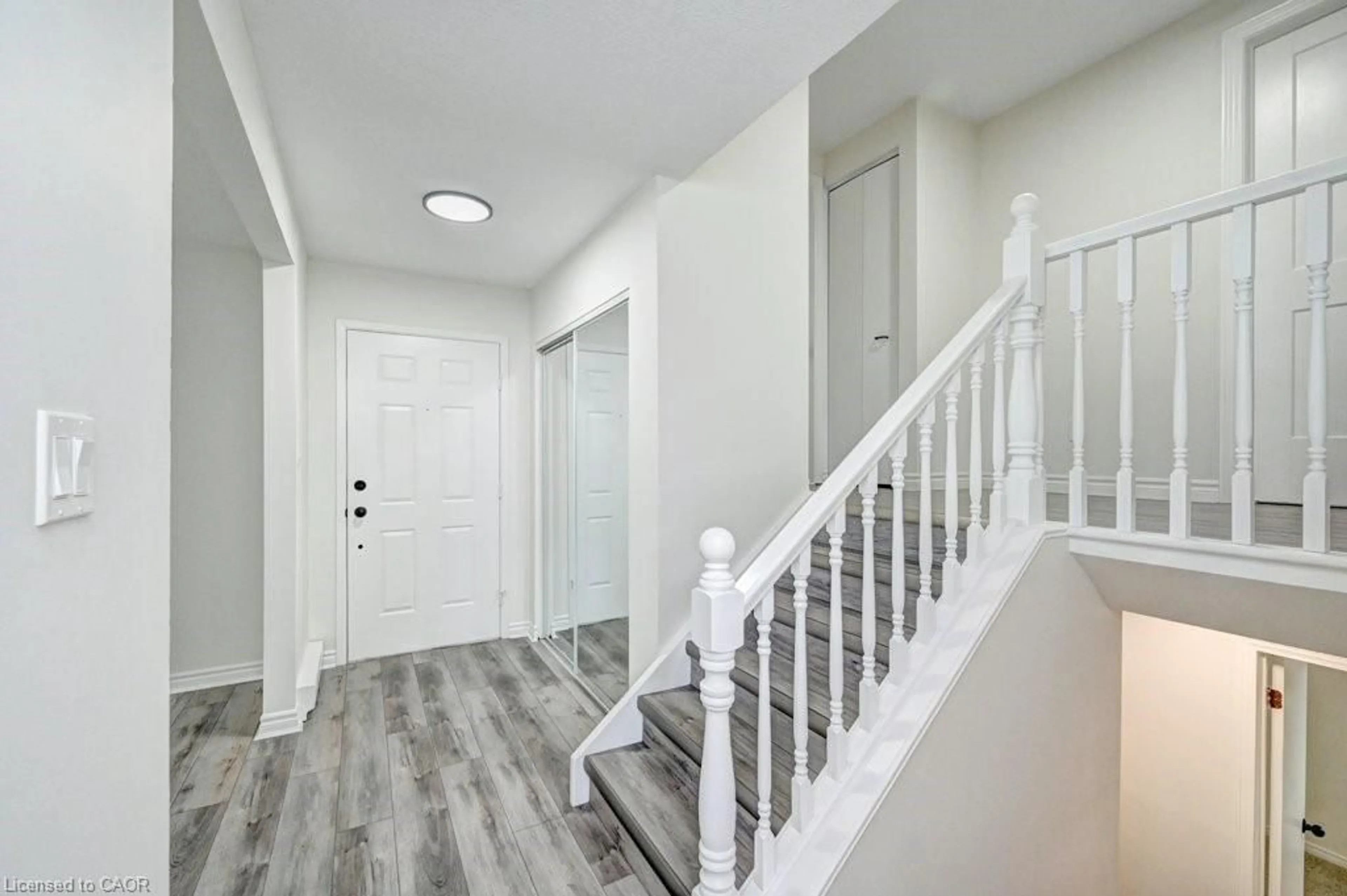 Indoor entryway for 370 Cornerbrook Pl, Waterloo Ontario N2V 1M3