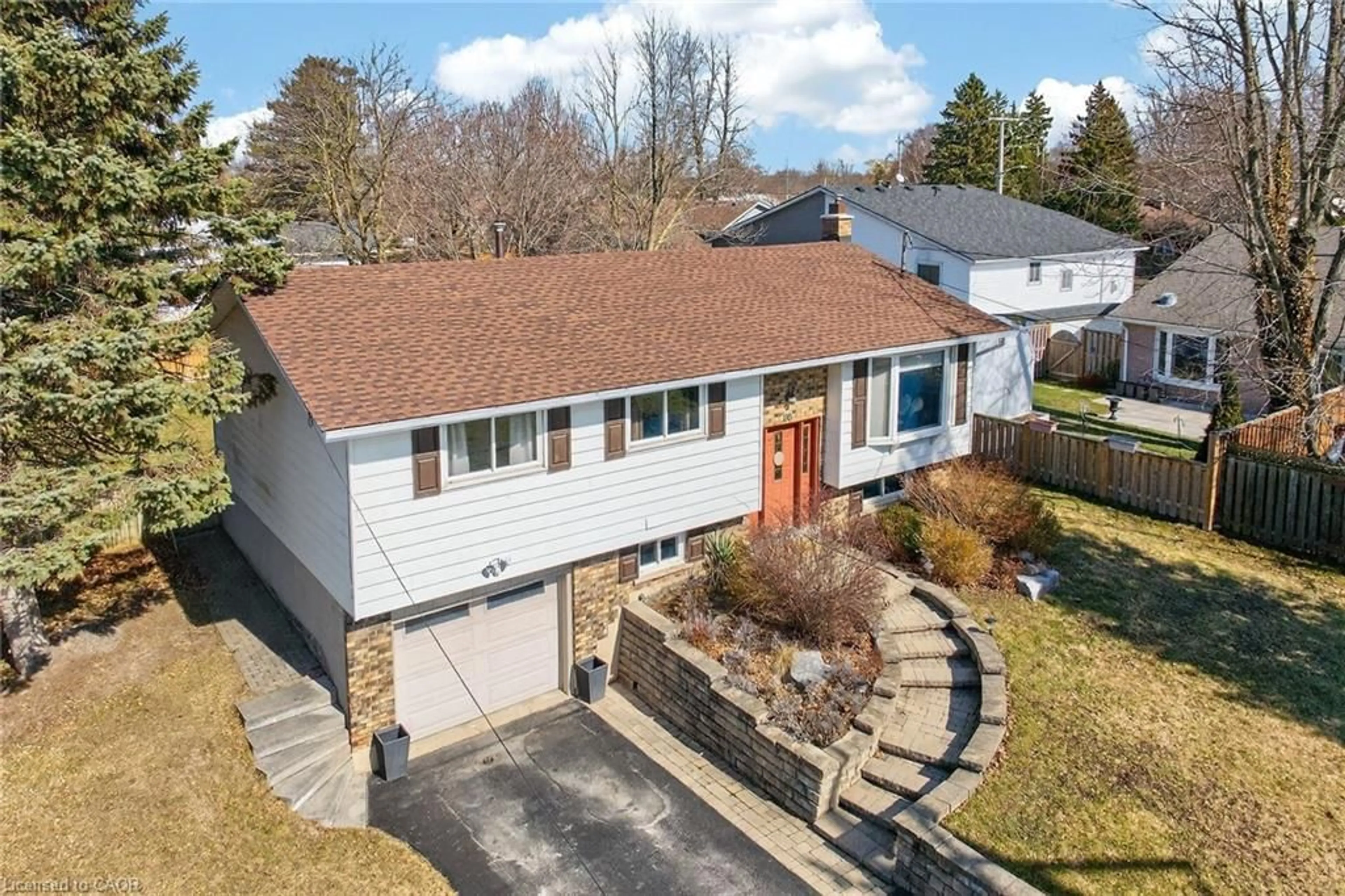 A pic from outside/outdoor area/front of a property/back of a property/a pic from drone, street for 96 Dundee Dr, Caledonia Ontario N3W 1J8