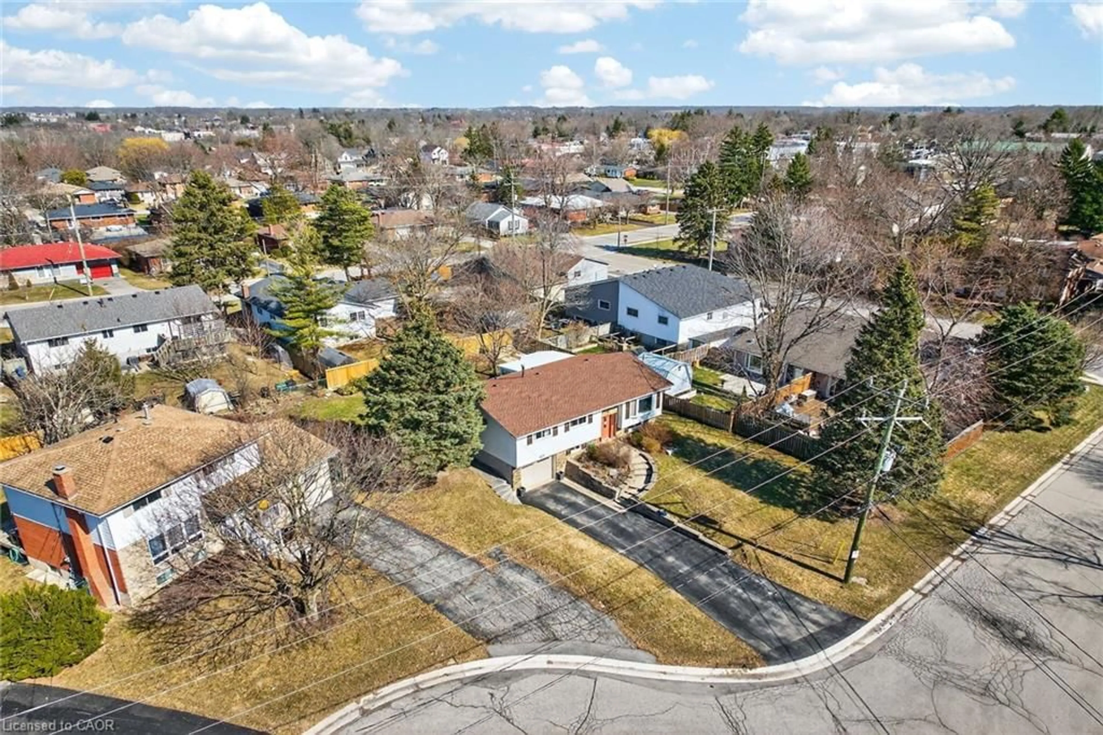 A pic from outside/outdoor area/front of a property/back of a property/a pic from drone, street for 96 Dundee Dr, Caledonia Ontario N3W 1J8