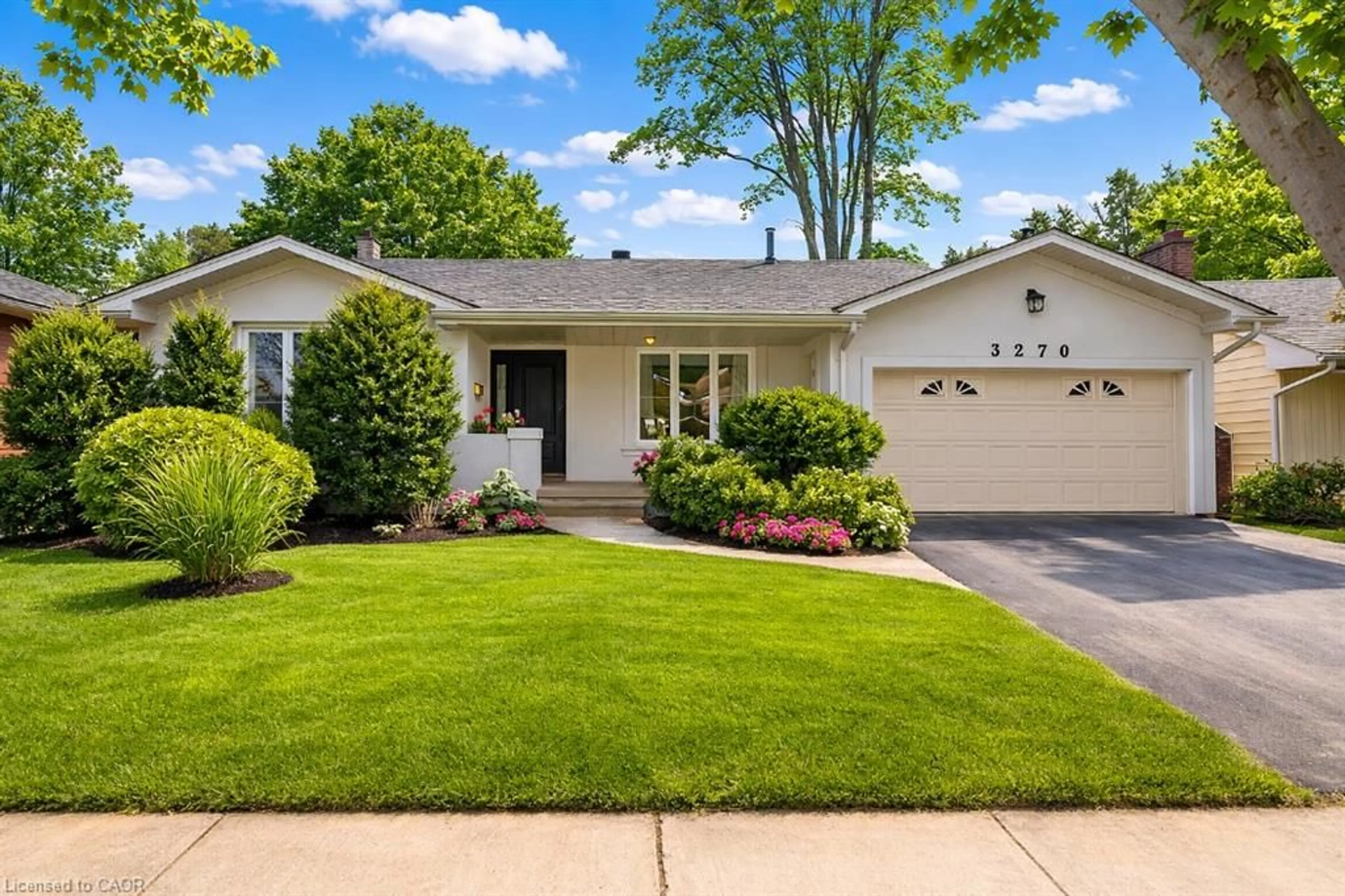 Home with vinyl exterior material, street for 3270 Spruce Ave, Burlington Ontario L7N 1J4