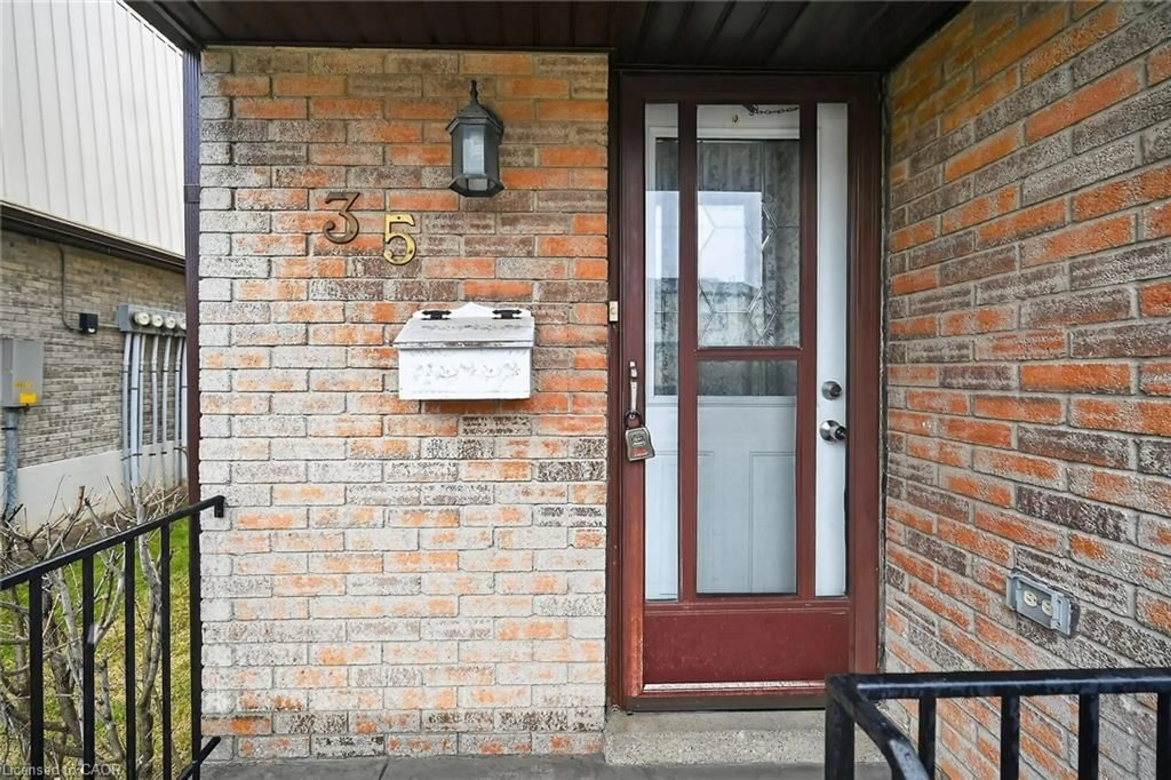 Indoor entryway for 10 Angus Rd #35, Hamilton Ontario L8K 6K3
