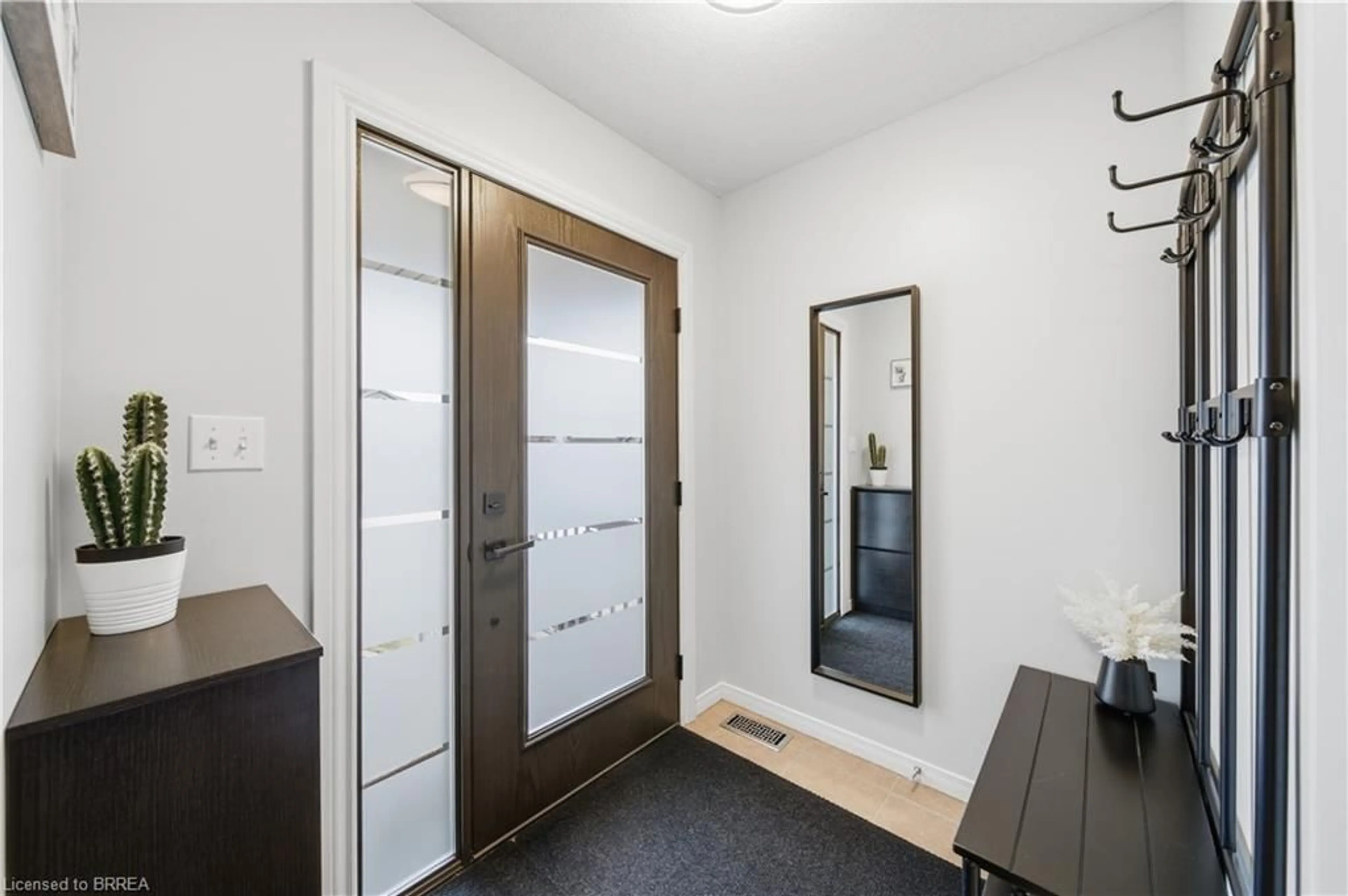 Indoor entryway for 309 Featherstone Cres, Kitchener Ontario N2R 1Z4