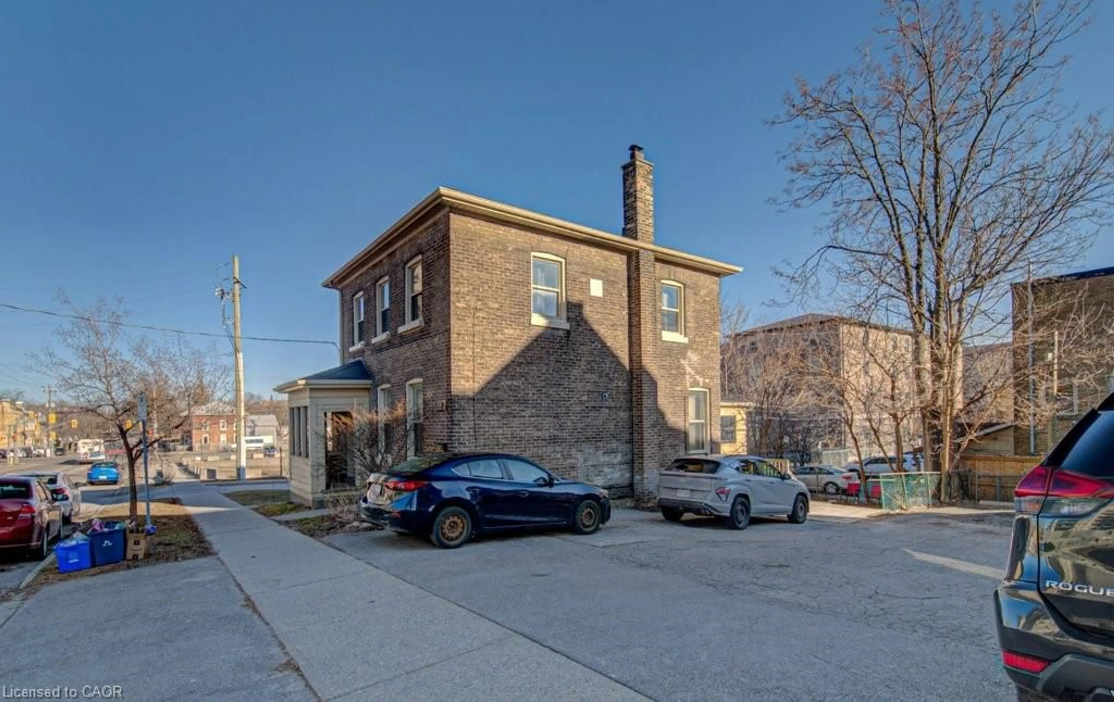 Home with brick exterior material, building for 133 Darling St, Brantford Ontario N3T 2L1