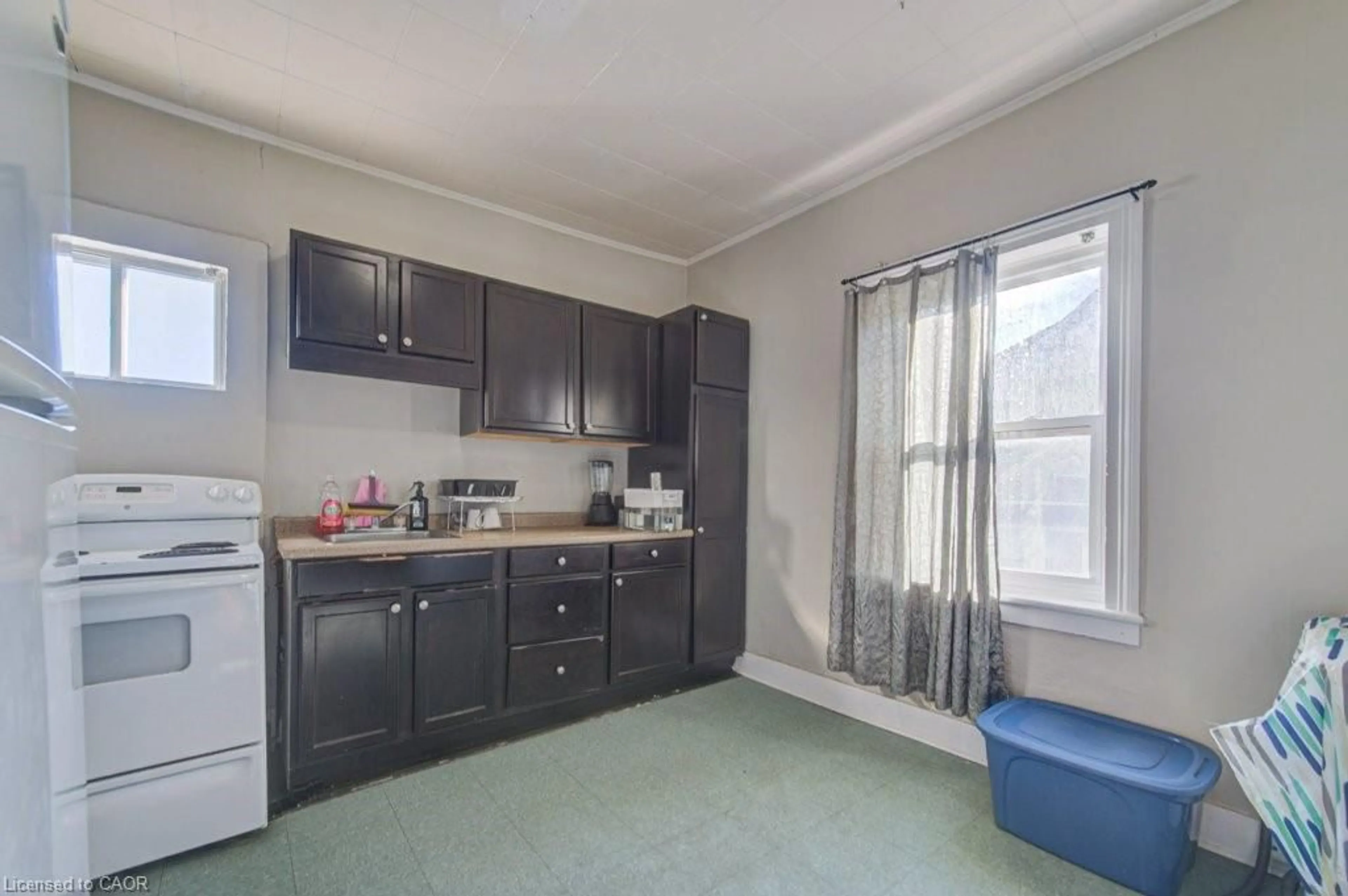 Standard kitchen, unknown for 133 Darling St, Brantford Ontario N3T 2L1