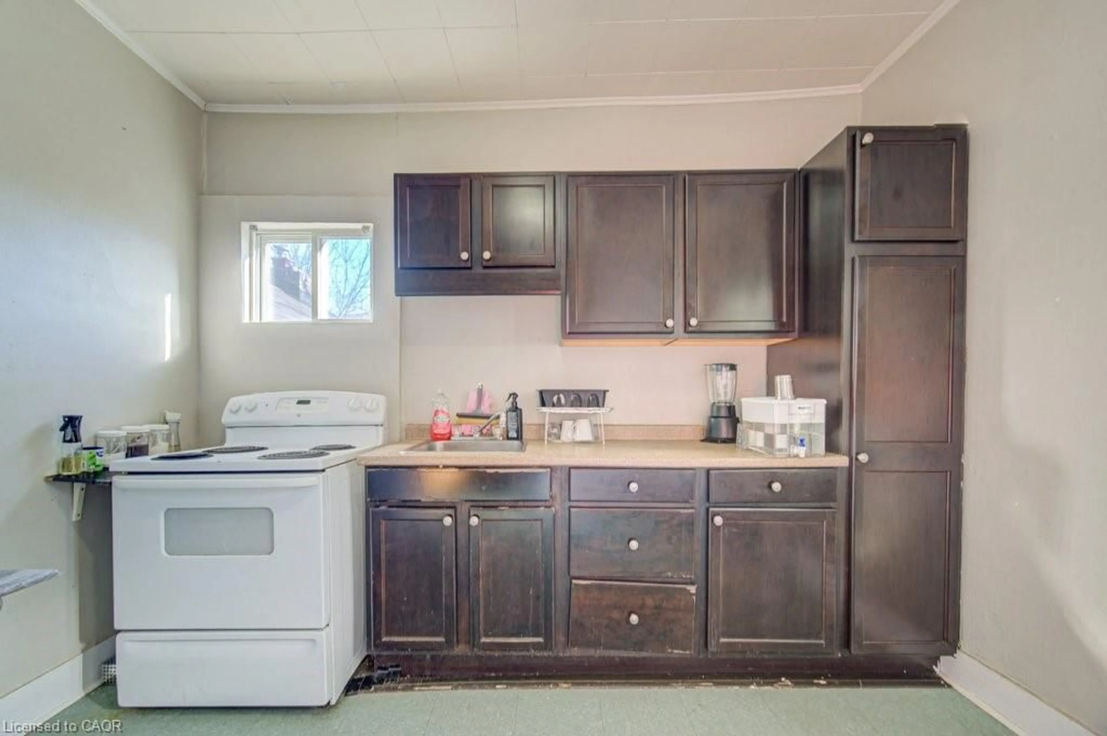 Standard kitchen, unknown for 133 Darling St, Brantford Ontario N3T 2L1