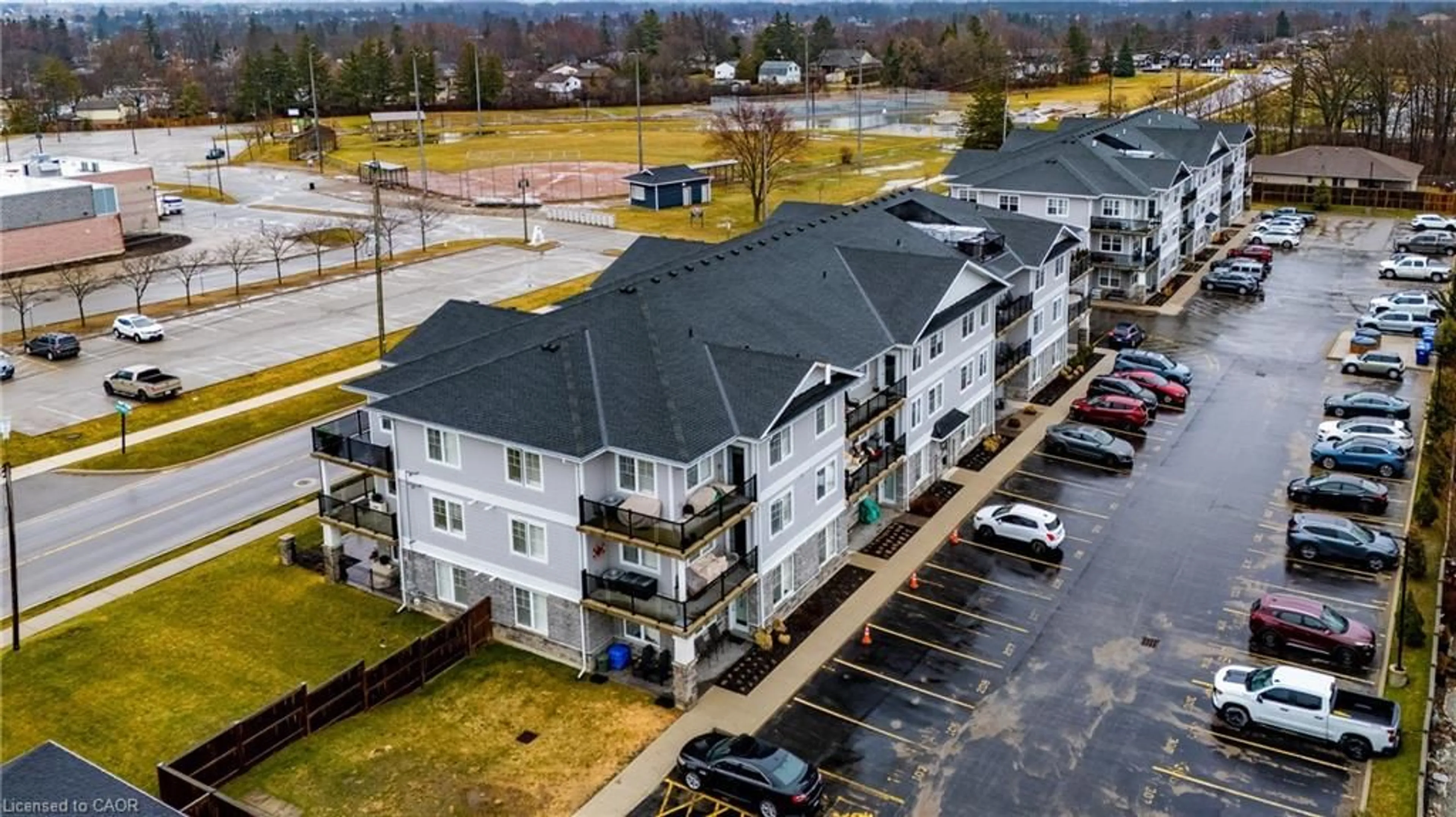 A pic from outside/outdoor area/front of a property/back of a property/a pic from drone, building for 65 Haddington St #203, Caledonia Ontario N3W 2H2